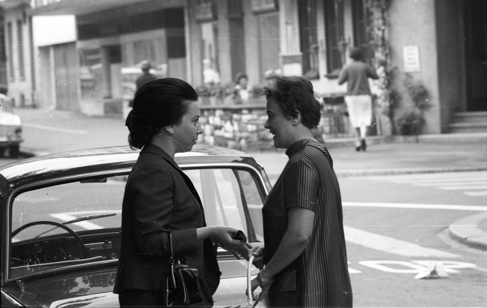 Switzerland, Zurich, Gertrudstrasse - Zentralstrasse kereszteződés., 1969, Nagy Gyula, talks, women, Fortepan #50042