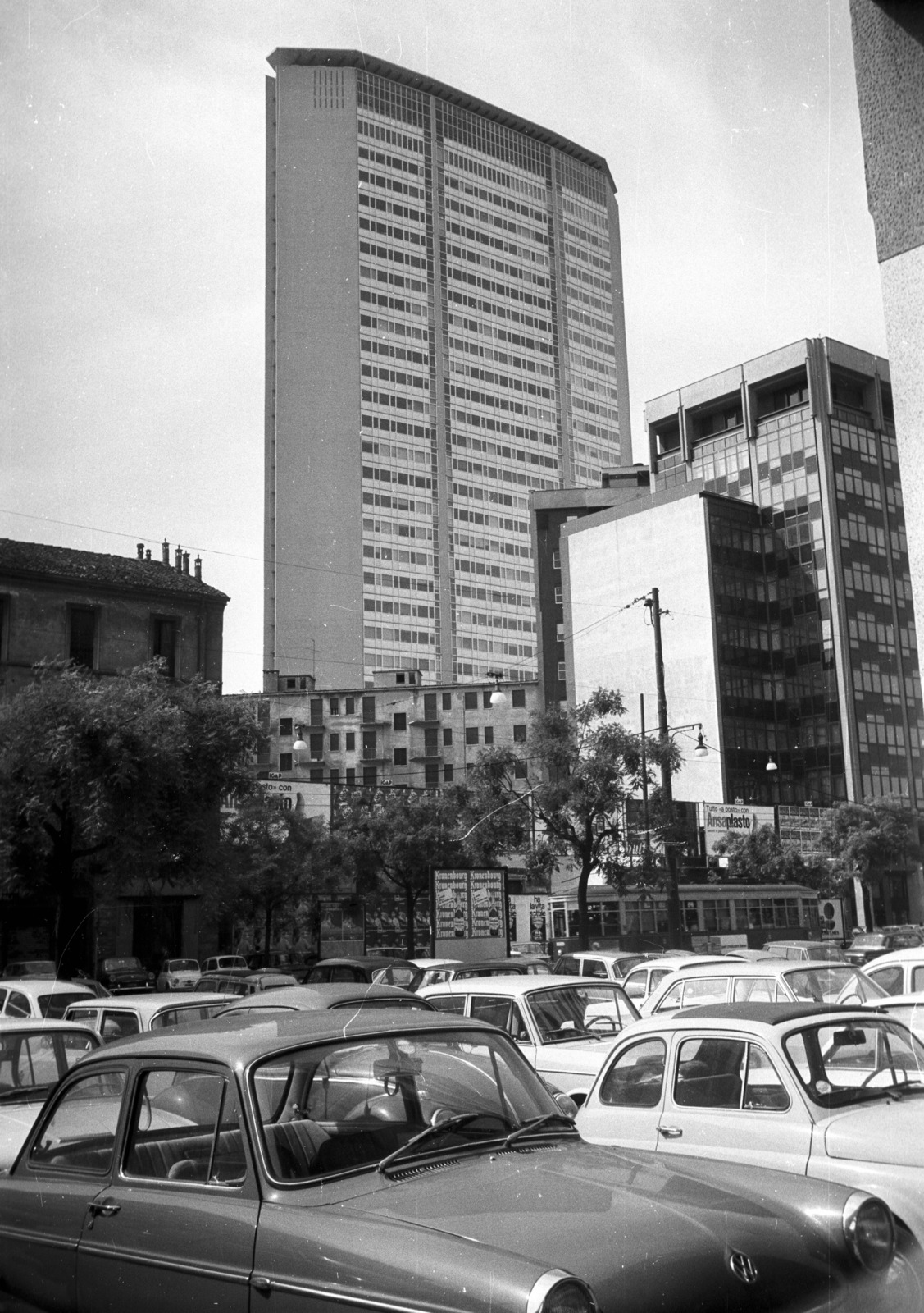 Italy, Milan, Via Vittor Pisani, háttérben a Pirelli toronyház., 1969, Nagy Gyula, high-rise building, modern architecture, Gio Ponti-design, Pier Luigi Nervi-design, Fortepan #50055