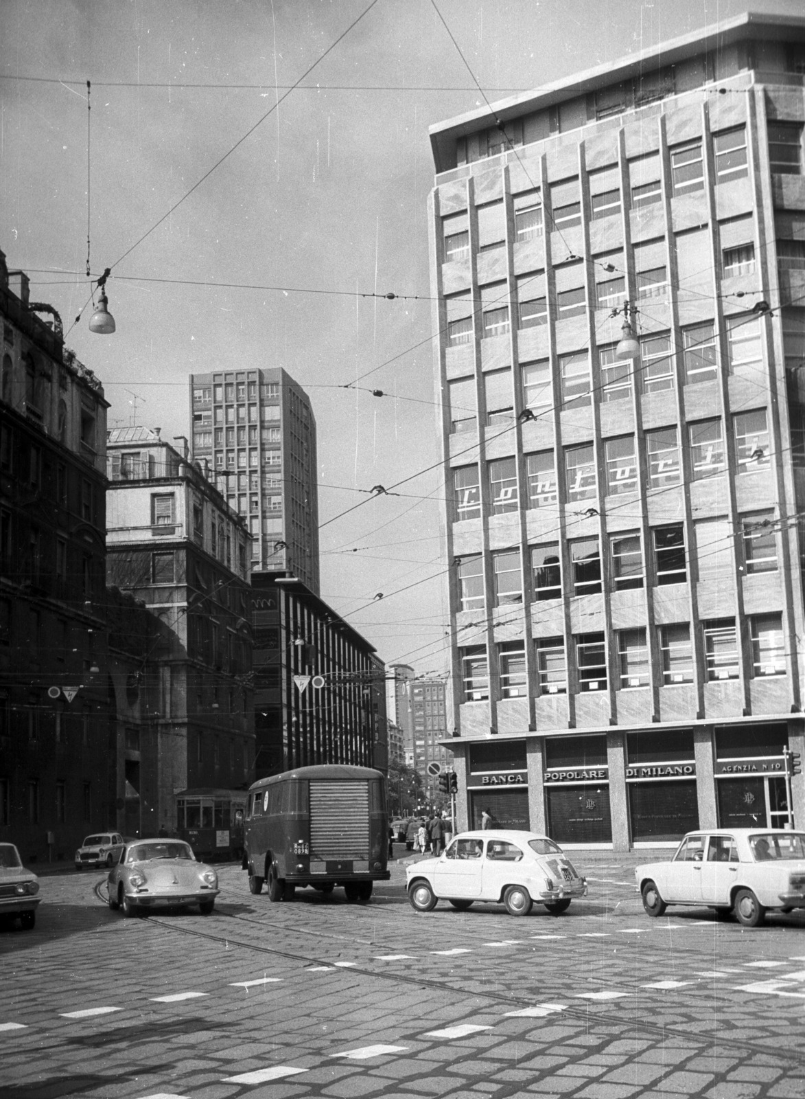 Olaszország, Milánó, Via della Moscova, szemben a Via Filippo Turati a Piazza della Repubblica felé nézve., 1969, Nagy Gyula, Fiat 124, Fiat 600, Fortepan #50063