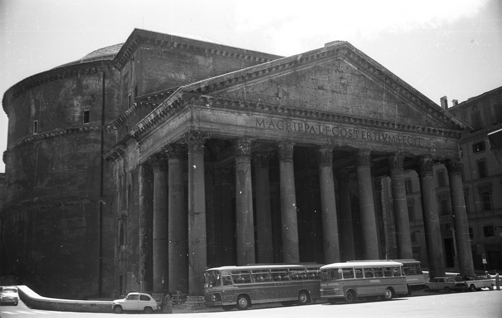 Olaszország, Róma, Piazza della Rotonda, Pantheon., 1969, Nagy Gyula, autóbusz, antik kultúra, Fortepan #50071