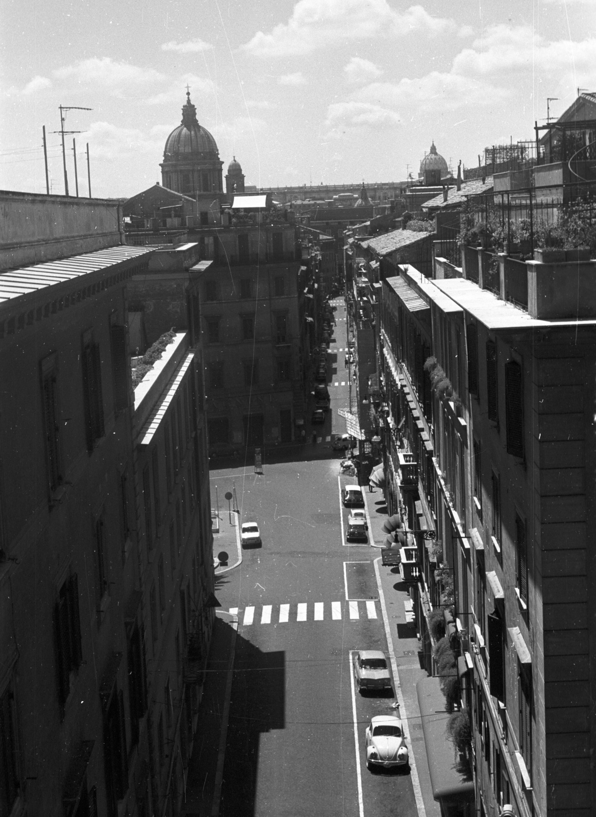 Italy, Rome, Via di San Sebastianello a Piazza della Trinita dei Monti felől, szemben balra a San Carlo al Corso templom kupolája., 1969, Nagy Gyula, crosswalk, Fortepan #50074