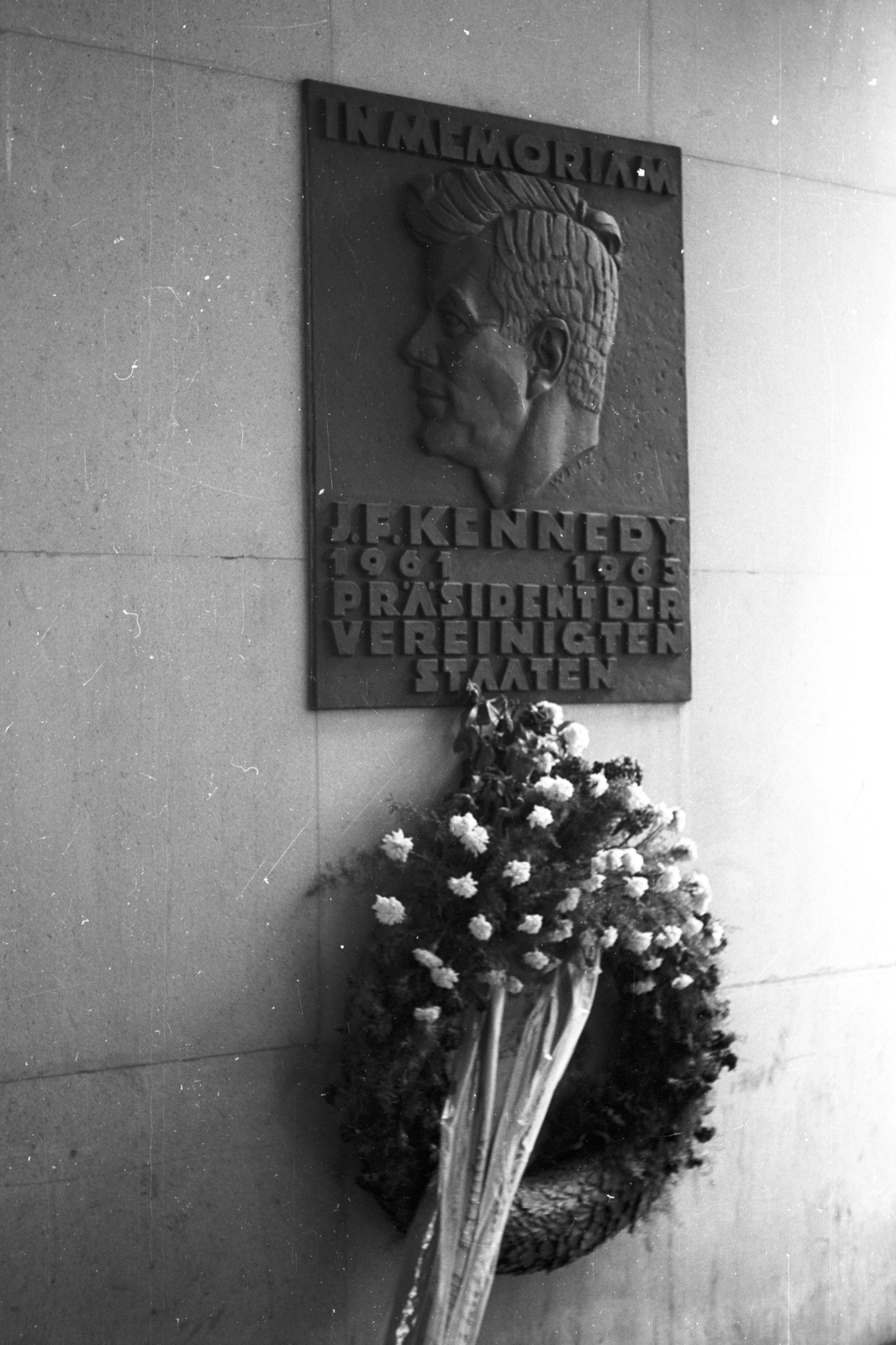 Austria, Vienna, Rotenturmstrasse 1-3., Kennedyhof. John Fitzgerald Kennedy emléktábla., 1969, Nagy Gyula, memorial plaque, John Fitzgerald Kennedy-portrayal, Fortepan #50079