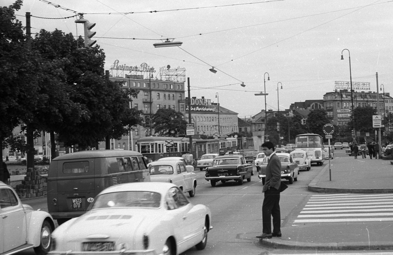 Ausztria, Bécs, Europaplatz, a Mariahilfer Gürtel felé nézve., 1969, Nagy Gyula, forgalom, német gyártmány, Opel-márka, utcakép, Volkswagen-márka, Volkswagen Karmann-Ghia, automobil, rendszám, Opel Kapitän, Opel Rekord P1, Volkswagen Typ2, Volkswagen Transporter 1, országjelzés, közvilágítás, Függesztett lámpatest, Fortepan #50087