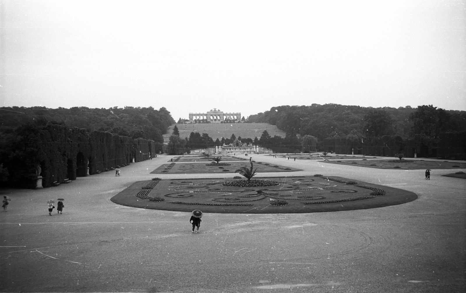 Austria, Vienna, a Schönbrunni kastély parkja, háttérben a Gloriette., 1969, Nagy Gyula, gloriette, Johann Ferdinand Hetzendorf von Hohenberg-design, Fortepan #50090