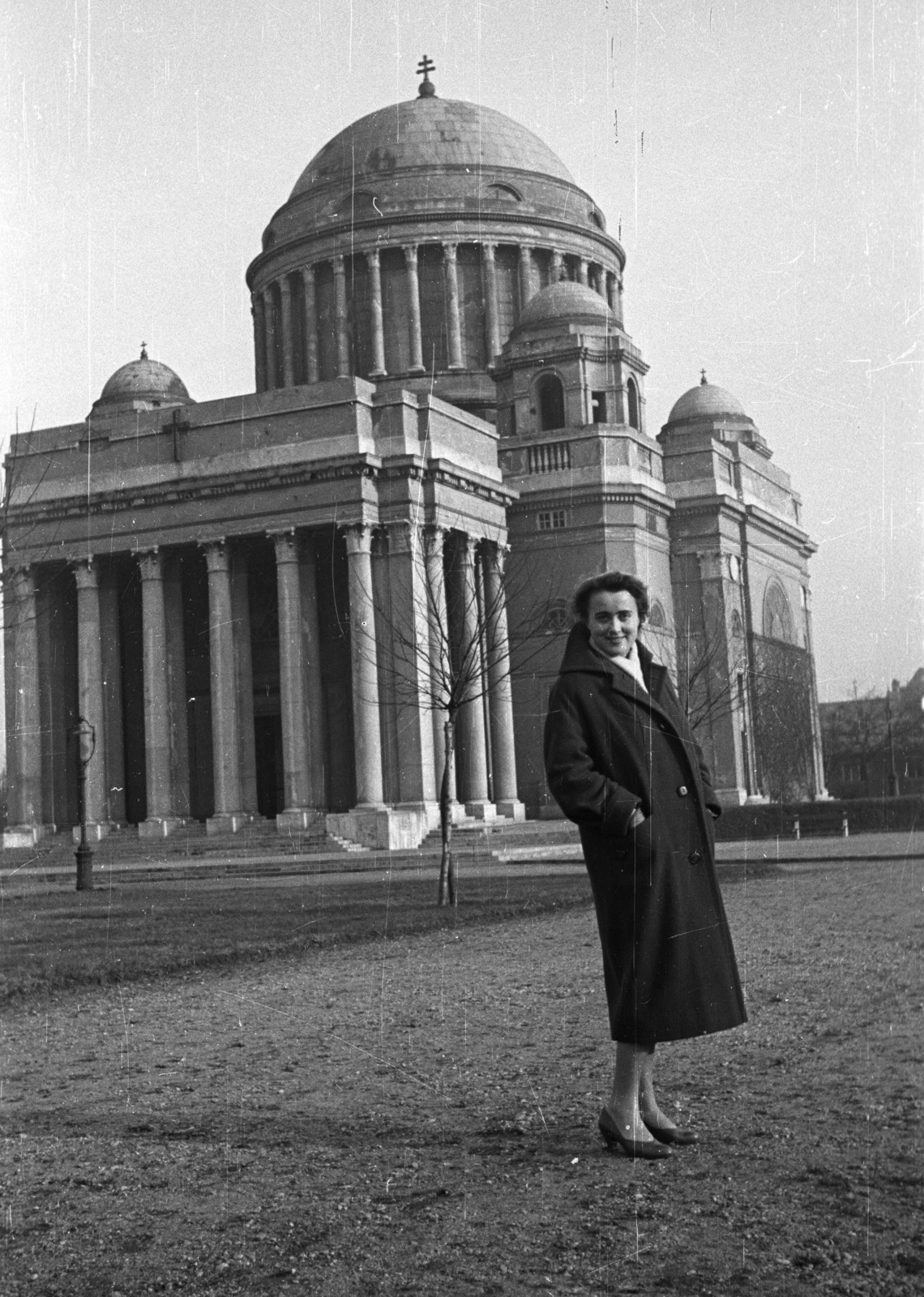 Magyarország, Budapest VIII., Magyarok Nagyasszonya (Rezső) tér, Magyarok Nagyasszonya-templom., 1955, Nagy Gyula, divat, templom, kabát, Budapest, zsebredugott kéz, Fortepan #50101