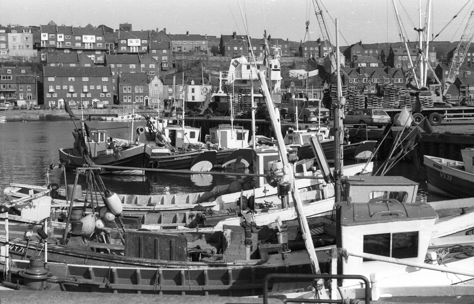 Egyesült Királyság, Whitby, Esk folyó, jobbra a rajta átívelő forgóhíd (Whitby Swing Bridge)., 1983, Nagy Gyula, hajó, látkép, vízpart, Fortepan #50113