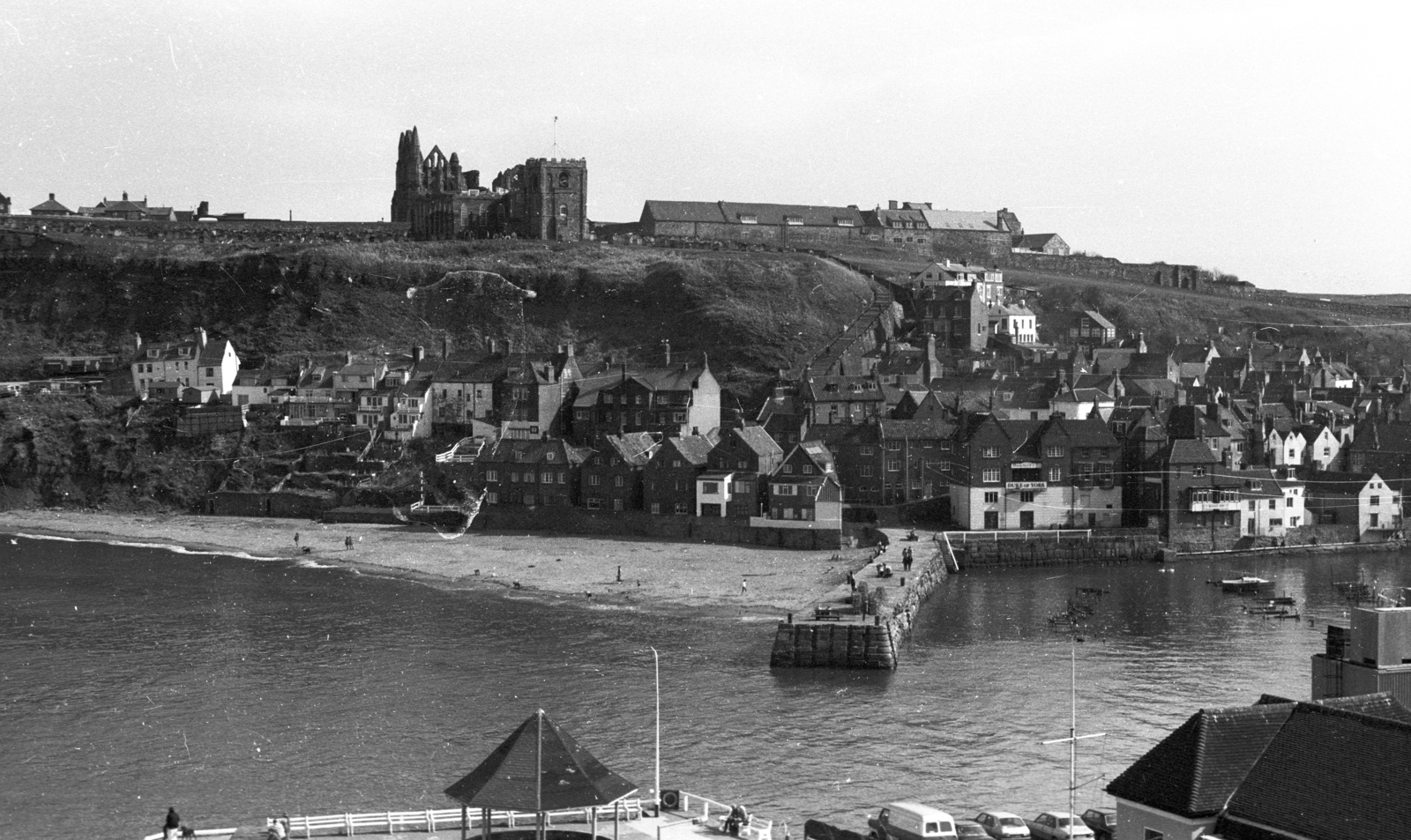 United Kingdom, Whitby, Esk folyó, szemben az apátság romjai., 1983, Nagy Gyula, picture, shore, Fortepan #50116