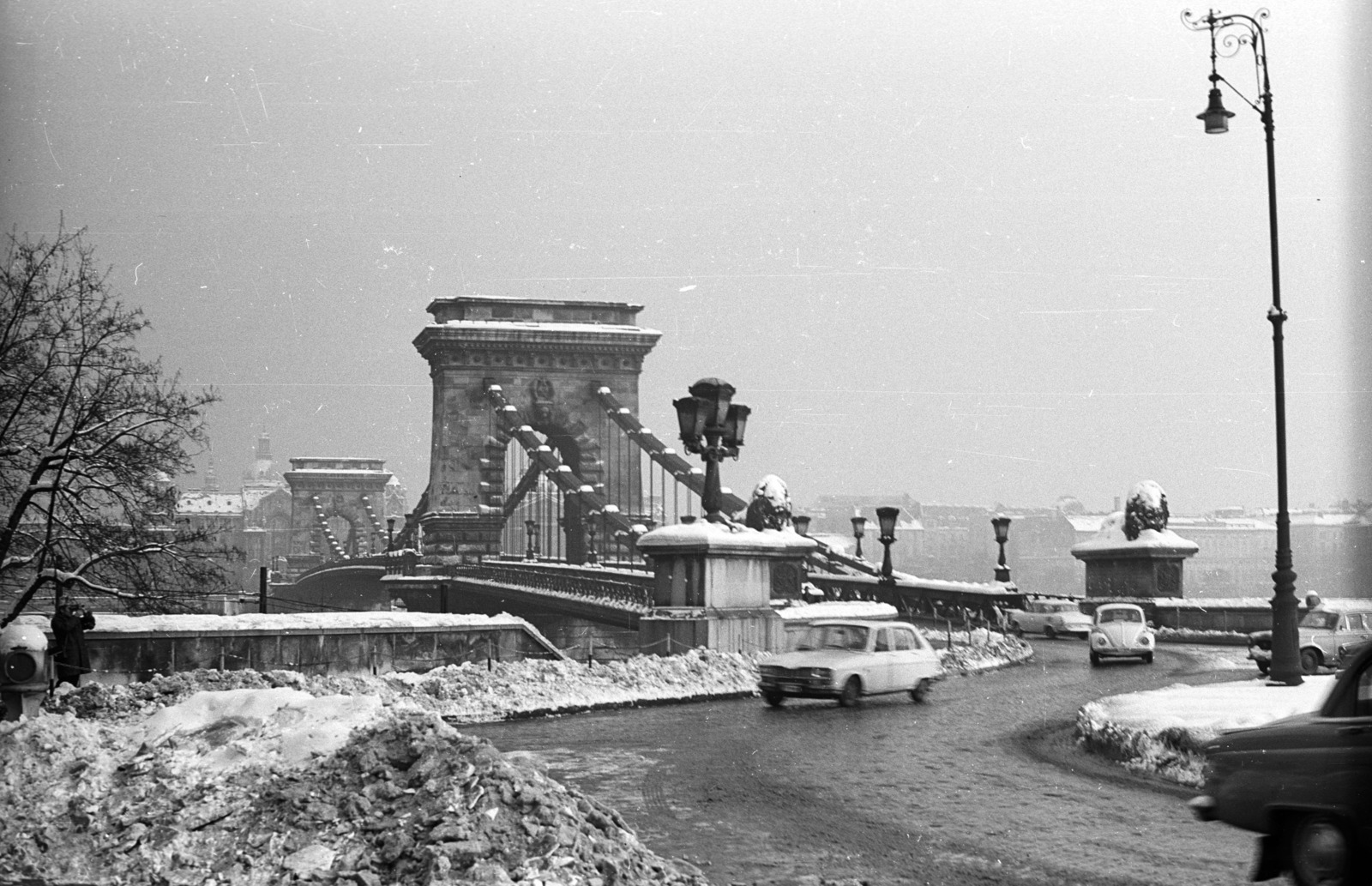 Hungary, Budapest I., Clark Ádám tér, Széchenyi Lánchíd., 1972, Nagy Gyula, winter, snow, bridge, Czechoslovak brand, German brand, Skoda-brand, Renault-brand, Volkswagen-brand, French brand, automobile, Volkswagen Beetle, Budapest, suspension bridge, William Tierney Clark-design, Fortepan #50120