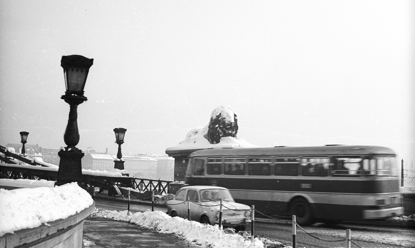 Hungary, Budapest I., Széchenyi Lánchíd budai hídfője., 1972, Nagy Gyula, winter, snow, bus, Hungarian brand, Fiat-brand, Ikarus-brand, Italian brand, Ikarus 620, stone lion, Budapest, suspension bridge, William Tierney Clark-design, Fortepan #50121