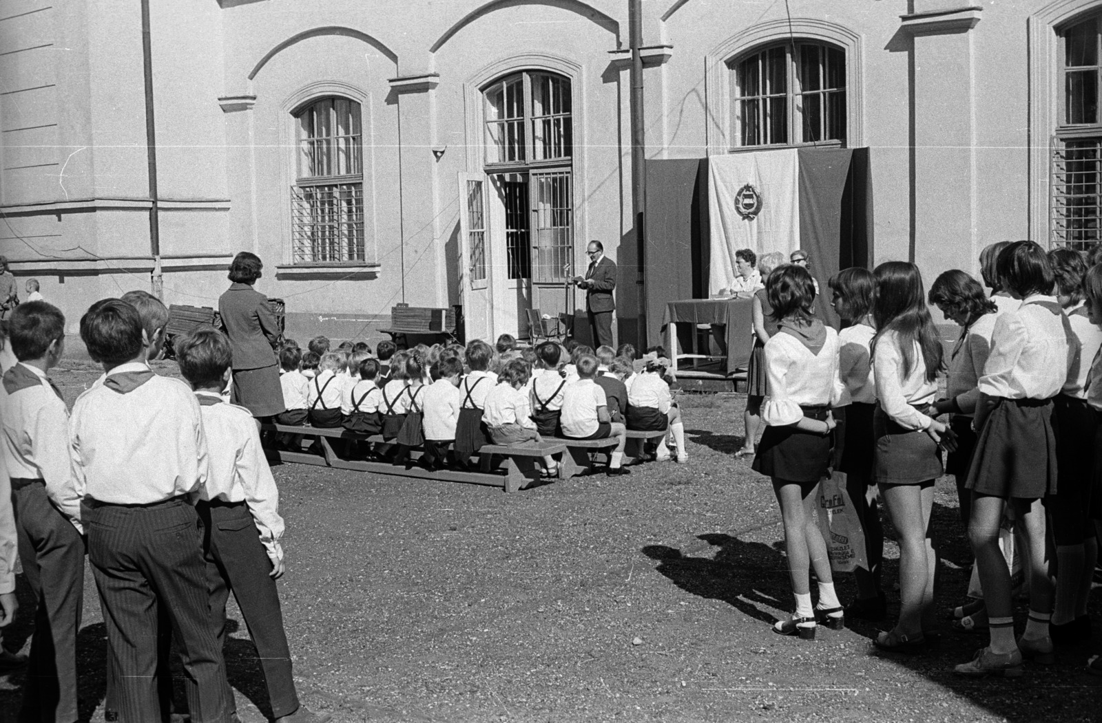 Hungary, Budapest II., Medve utca 5-7. Általános iskola (később Csik Ferenc Általános Iskola és Gimnázium)., 1972, Nagy Gyula, school, flag, festive, summer, crest, kid, Budapest, Fortepan #50126