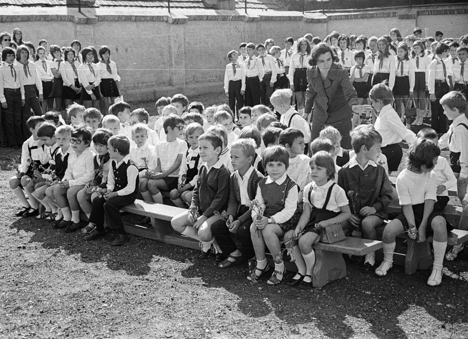 Magyarország, Budapest II., Medve utca 5-7. Általános iskola (később Csik Ferenc Általános Iskola és Gimnázium) udvara., 1972, Nagy Gyula, iskola, udvar, nyár, ünnep, gyerek, sokaság, Budapest, Fortepan #50127