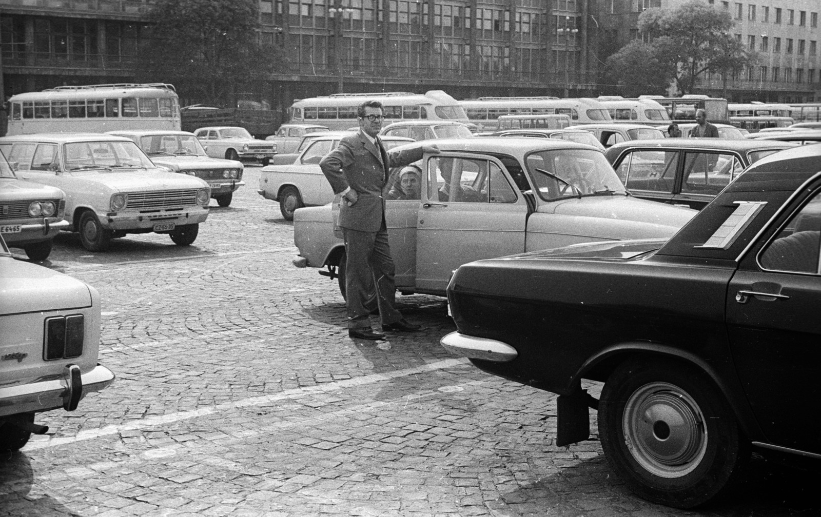 Magyarország, Budapest XIV., Ötvenhatosok tere (Felvonulási tér)., 1972, Nagy Gyula, portré, autóbusz, német gyártmány, szovjet gyártmány, GAZ-márka, Opel-márka, magyar gyártmány, Ikarus-márka, Polski Fiat-márka, Ikarus 55, kockakő, lengyel gyártmány, automobil, GAZ 24 Volga, Opel Kadett, Polski Fiat 125p, Budapest, Fortepan #50133