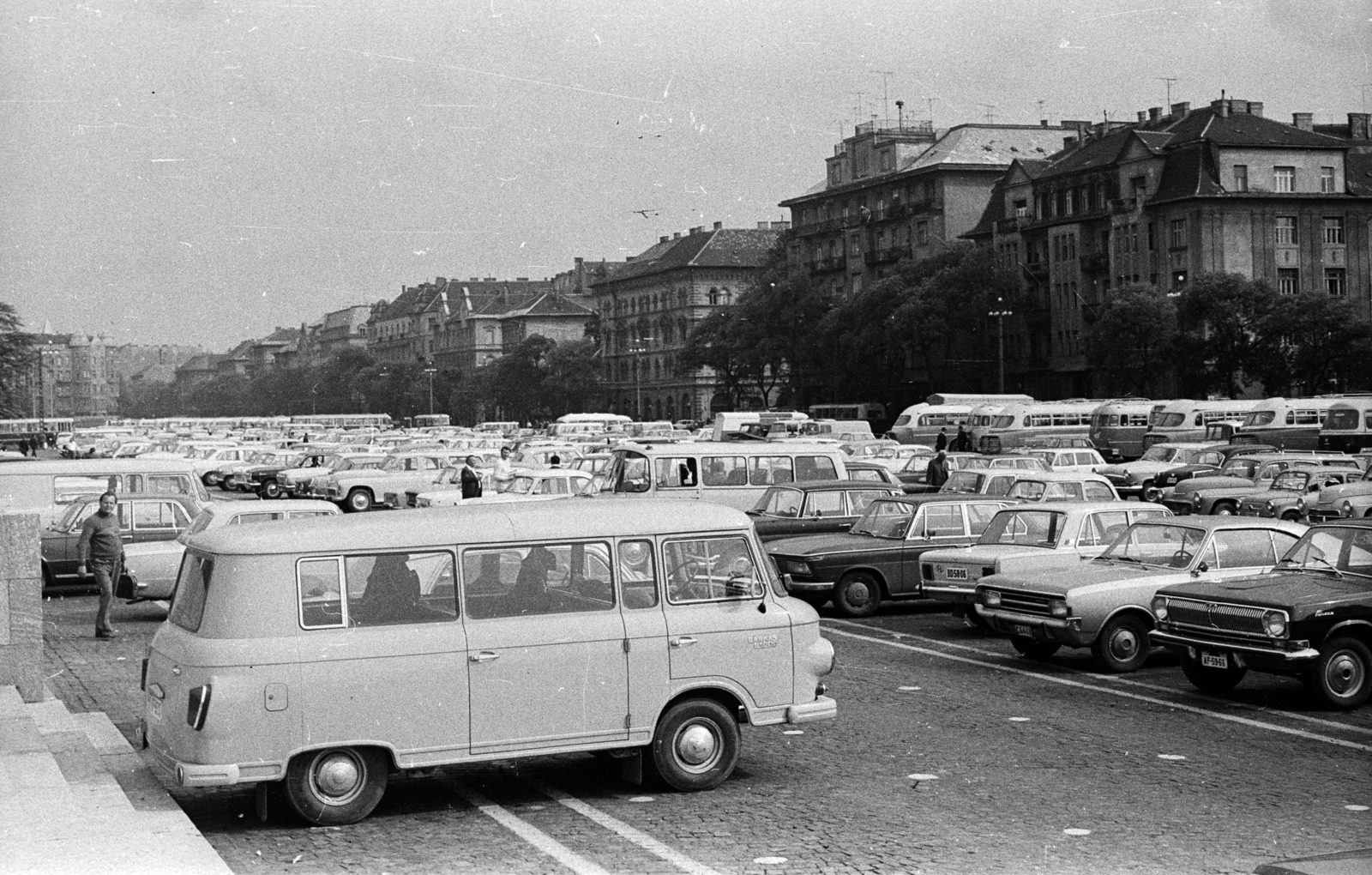 Hungary, Budapest XIV., Ötvenhatosok tere (Felvonulási tér)., 1972, Nagy Gyula, Gerrman brand, Soviet brand, GAZ-brand, Opel-brand, Hungarian brand, Ikarus-brand, Barkas-brand, Polski Fiat-brand, Nysa-brand, BMW-brand, Polish brand, automobile, M21 Wolga, FSO-brand, Budapest, Fortepan #50135