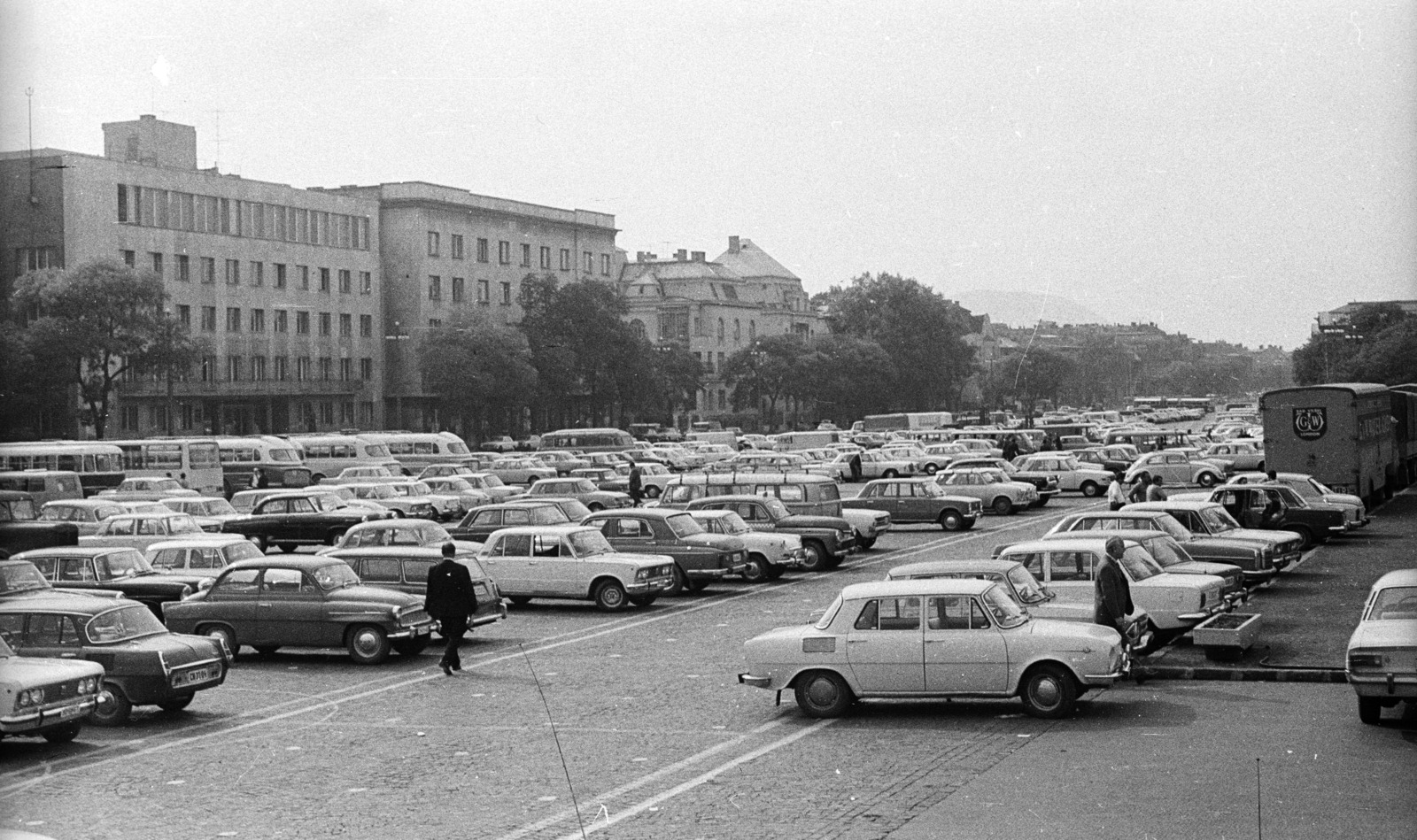Hungary, Budapest XIV., Ötvenhatosok tere (Felvonulási tér)., 1972, Nagy Gyula, automobile, Budapest, Fortepan #50136