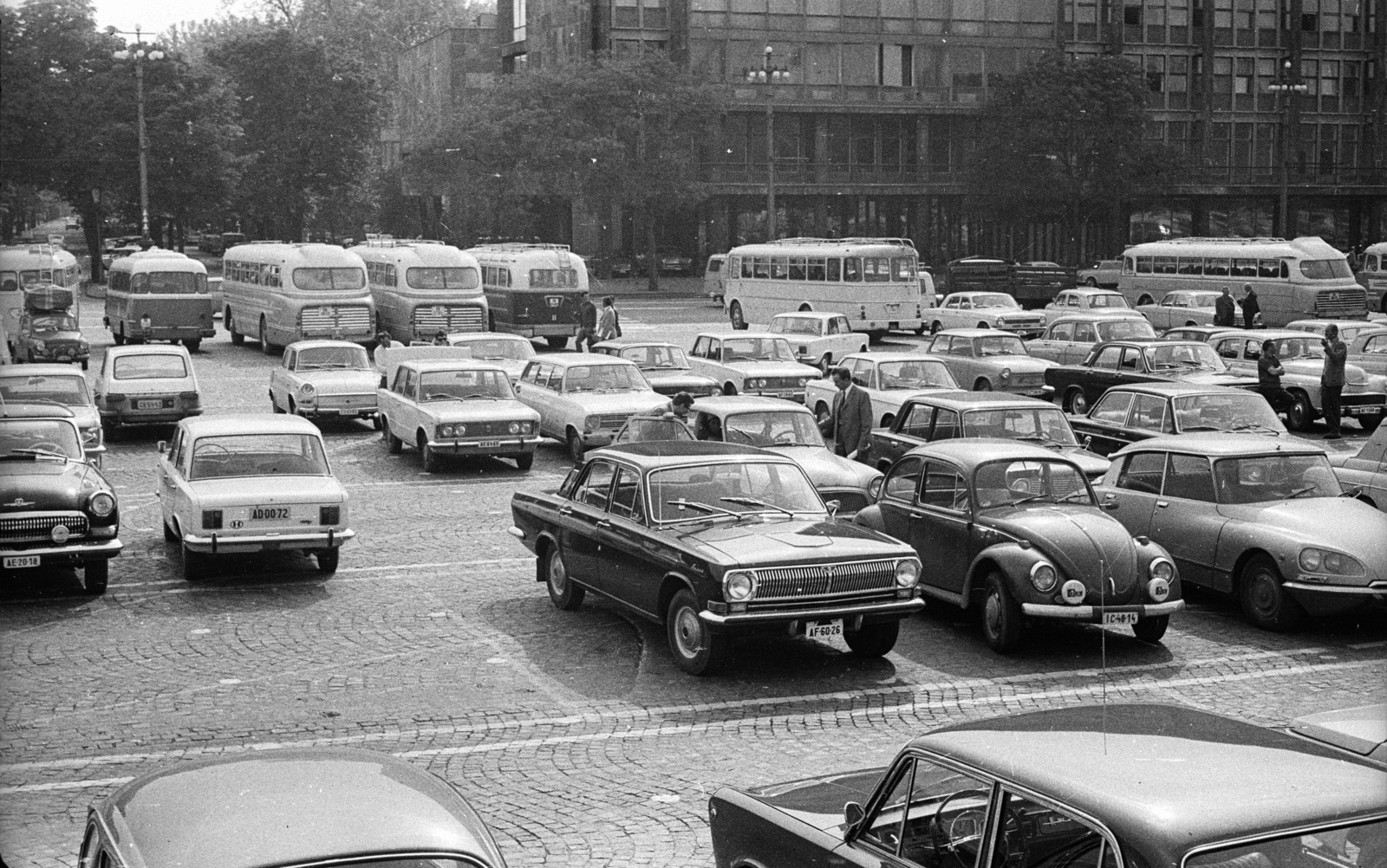 Hungary, Budapest XIV., Ötvenhatosok tere (Felvonulási tér)., 1972, Nagy Gyula, bus, German brand, Soviet brand, Ikarus-brand, Polski Fiat-brand, Volkswagen-brand, Robur-brand, French brand, cobblestones, Citroën-brand, Polish brand, M21 Wolga, number plate, Ganz-brand, Budapest, Fortepan #50137