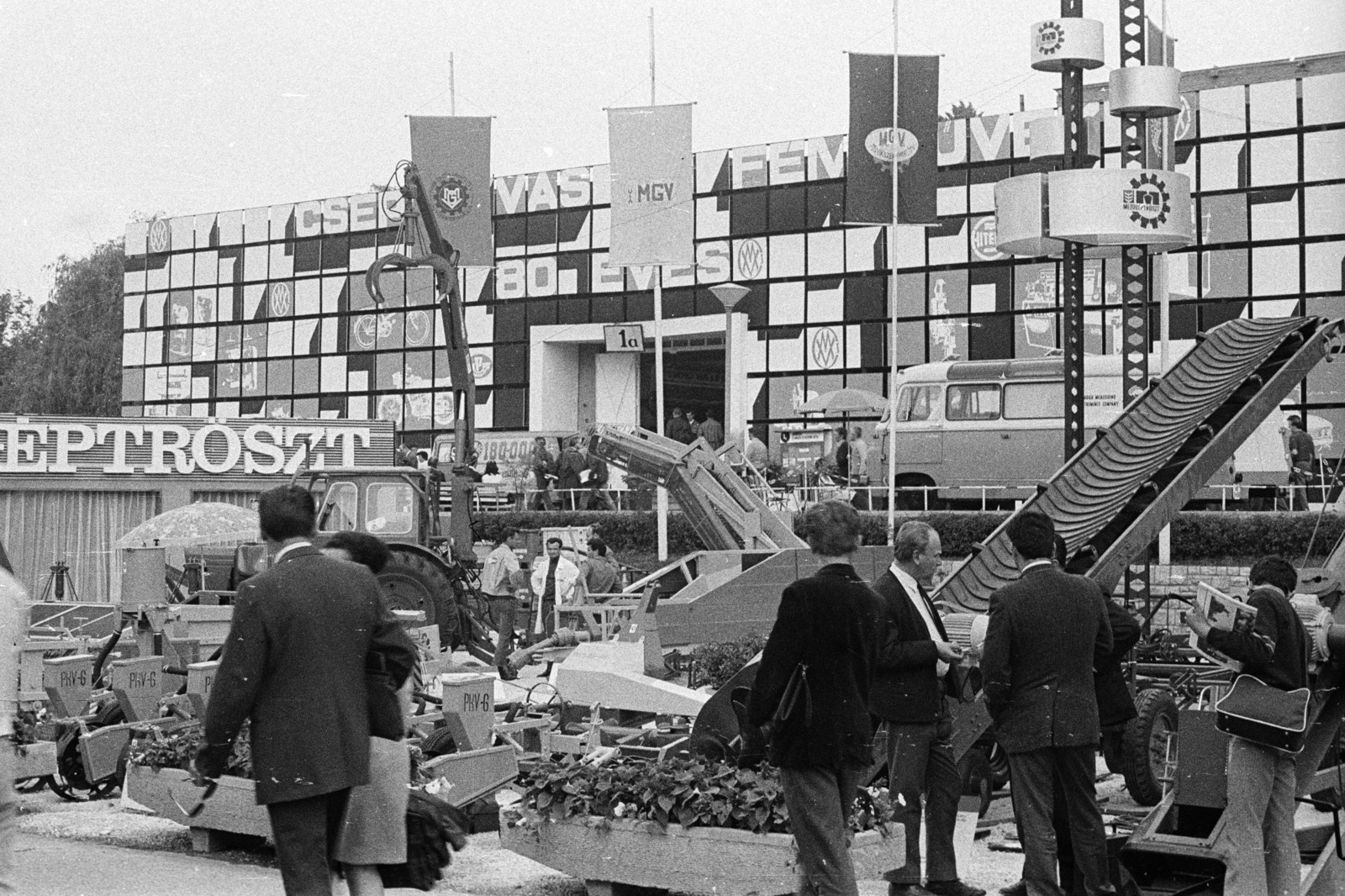 Hungary, Budapest XIV., MEZŐGÉPTRÖSZT kiállítása. Háttérben a Csepel Vas- és Fémművek pavilonja., 1972, Nagy Gyula, German brand, Robur-brand, international fair, exhibition, decoration, Budapest, Fortepan #50144