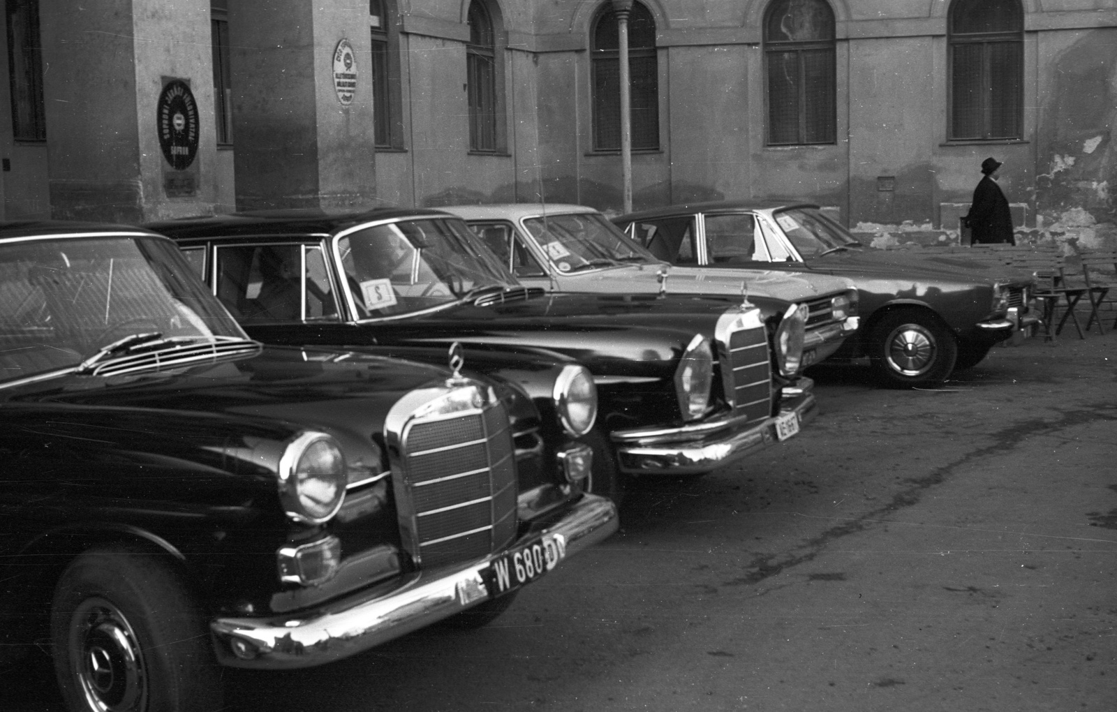 Hungary, Sopron, Fő (Beloiannisz) tér, Megyeháza. A felvétel 1969. november 14-én a bécsi diplomáciai testület tagjainak és Ausztria vezető politikusainak látogatásakor készült., 1969, Nagy Gyula, German brand, Opel-brand, Mercedes-brand, automobile, number plate, diplomatic sign, Rover-brand, Fortepan #50152
