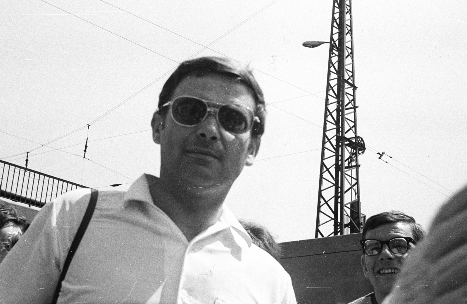 Germany, Dresden, Am Hauptbahnhof, villamosmegálló a Főpályaudvar mellett., 1970, Nagy Gyula, portrait, glasses, summer, shades, GDR, Fortepan #50155