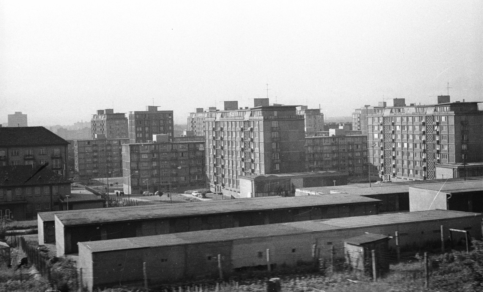 Slovakia, Bratislava, a felvétel egy vonat ablakából készült, középen az ulica Piešťanská házai., 1971, Nagy Gyula, blocks, picture, GDR, Fortepan #50159