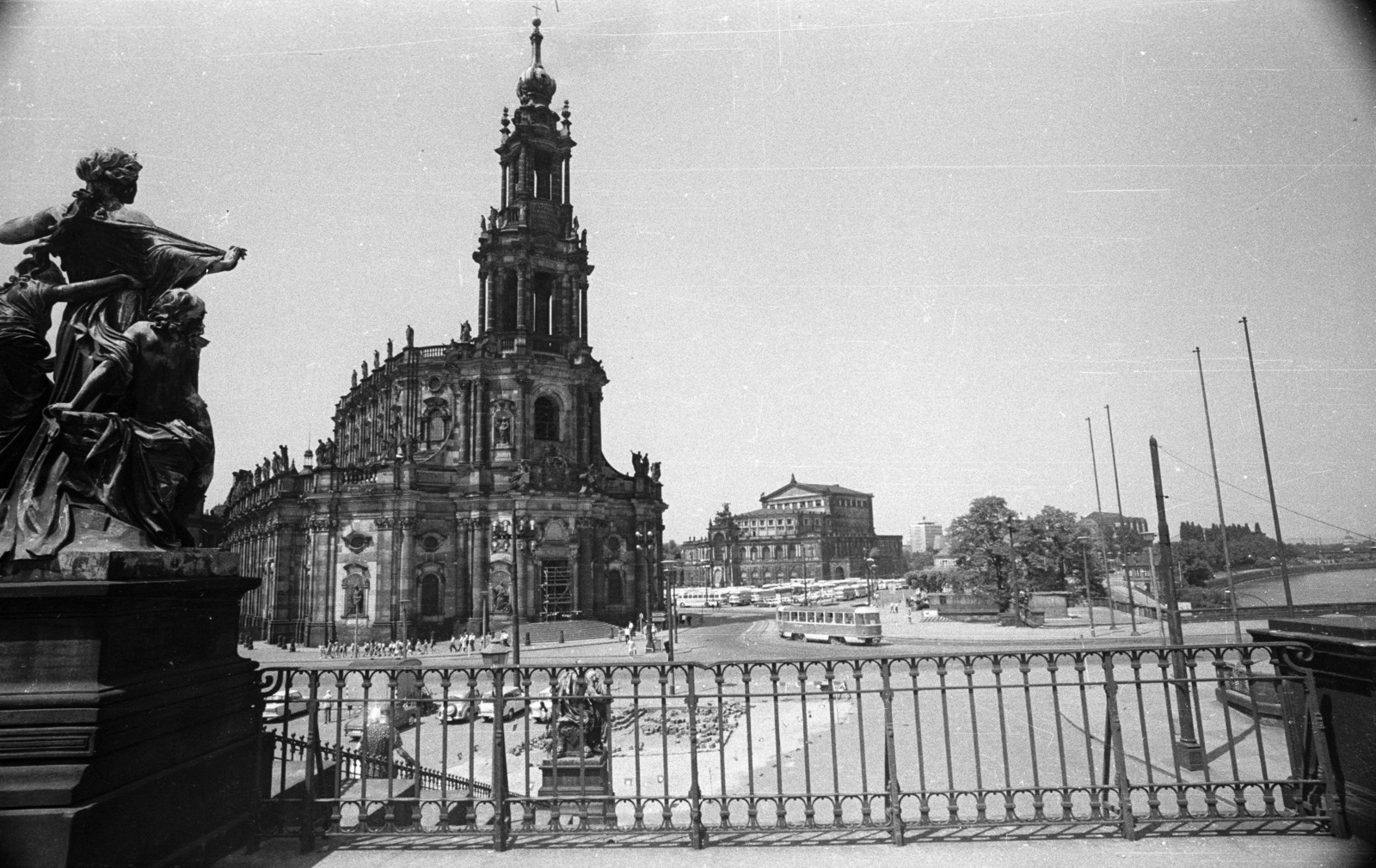 Germany, Dresden, Schlossplatz, szemben a Szentháromság Katolikus Főtemplom (Hofkirche), a háttérben az Opera., 1970, Nagy Gyula, church, river, Tatra-brand, sculpture, street view, tram, GDR, shore, public transport, Fortepan #50160