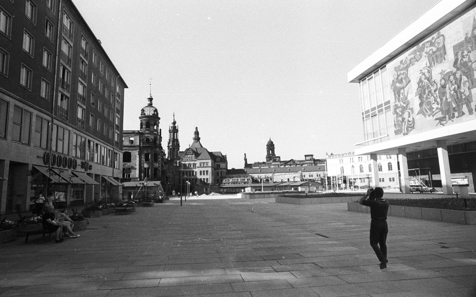 Germany, Dresden, Schlossstrasse, jobbra a Kulturpalast, balra a háttérben a Drezdai Kastély (Residenzschloss)., 1970, Nagy Gyula, street view, GDR, photography, Fortepan #50163