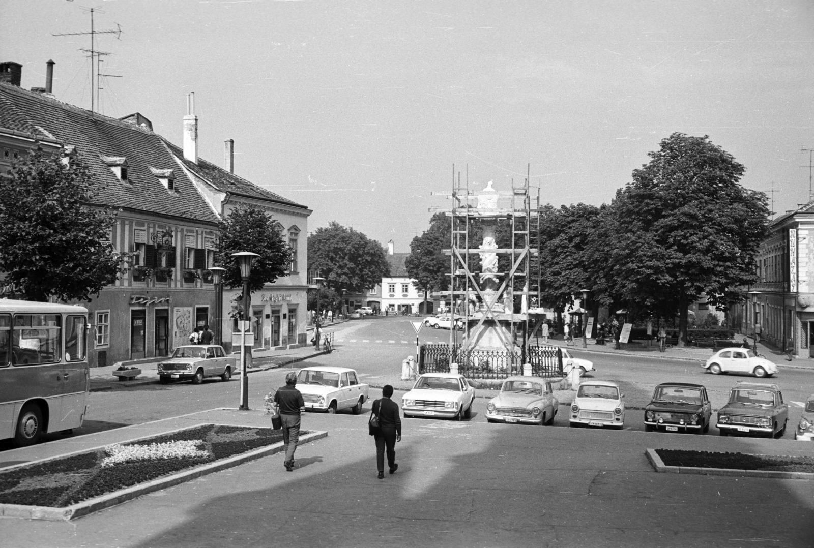 Hungary, Kőszeg, Fő (Köztársaság) tér, Szentháromság-szobor., 1974, Nagy Gyula, bus, neon sign, automobile, Fortepan #50176