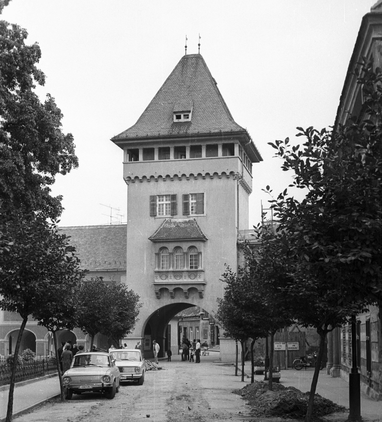 Hungary, Kőszeg, Jurisics tér, Hősök kapuja., 1974, Nagy Gyula, Czechoslovak brand, Skoda-brand, automobile, gate tower, Fortepan #50179