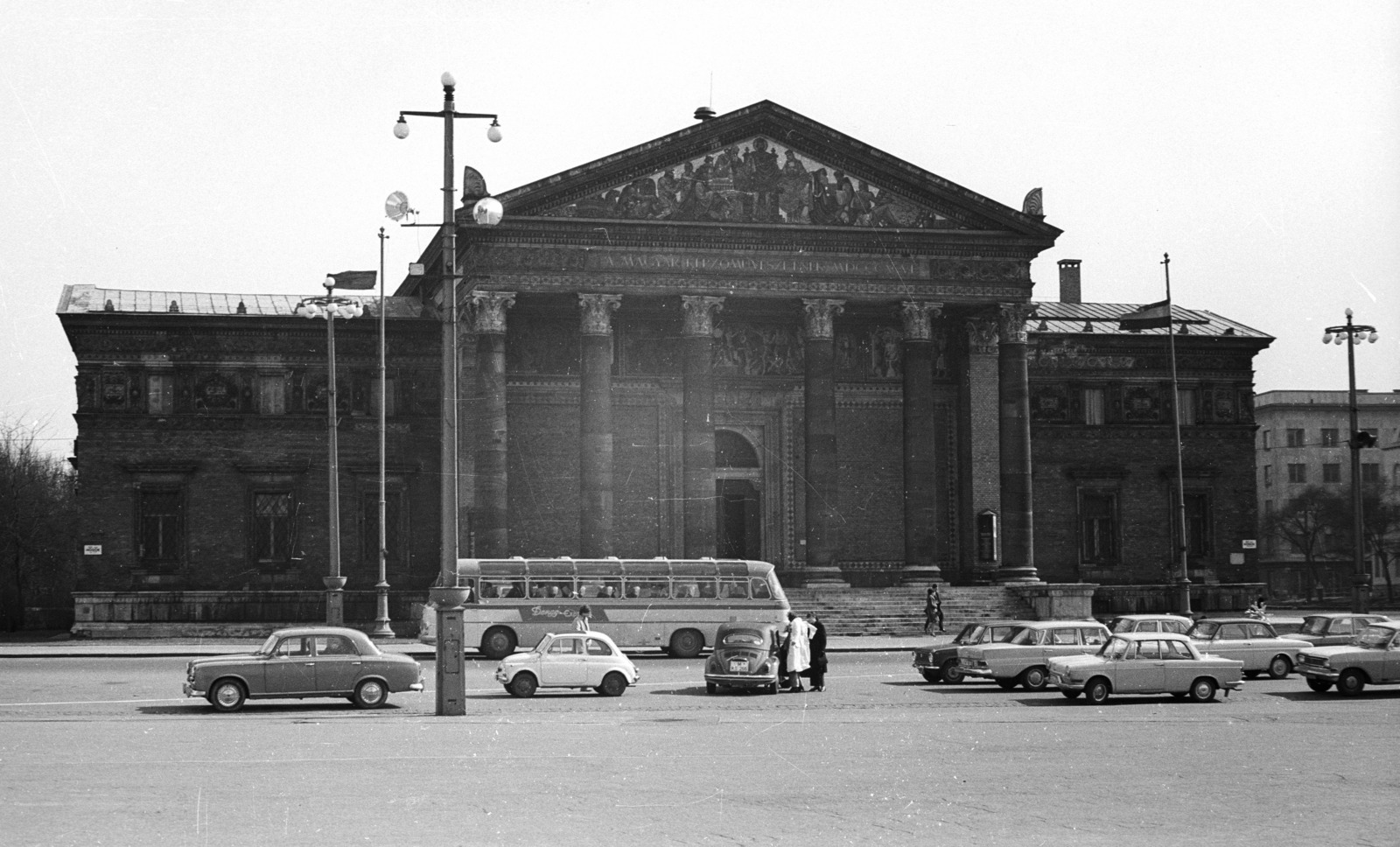 Hungary, Budapest XIV., Hősök tere, Műcsarnok., 1971, Nagy Gyula, bus, Opel-brand, Fiat-brand, Mercedes-brand, Lada-brand, Volkswagen-brand, Italian brand, museum, lamp post, automobile, Volkswagen Beetle, Budapest, Albert Schickedanz-design, Neoclassical architecture, Fortepan #50181
