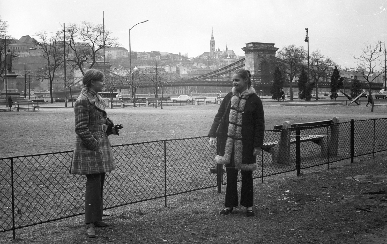 Hungary, Budapest V., Eötvös tér, háttérben a Széchenyi Lánchíd és a Mátyás-templom., 1971, Nagy Gyula, portrait, fashion, street furniture, sculpture, picture, lamp post, girl, Budapest, suspension bridge, William Tierney Clark-design, Fortepan #50182