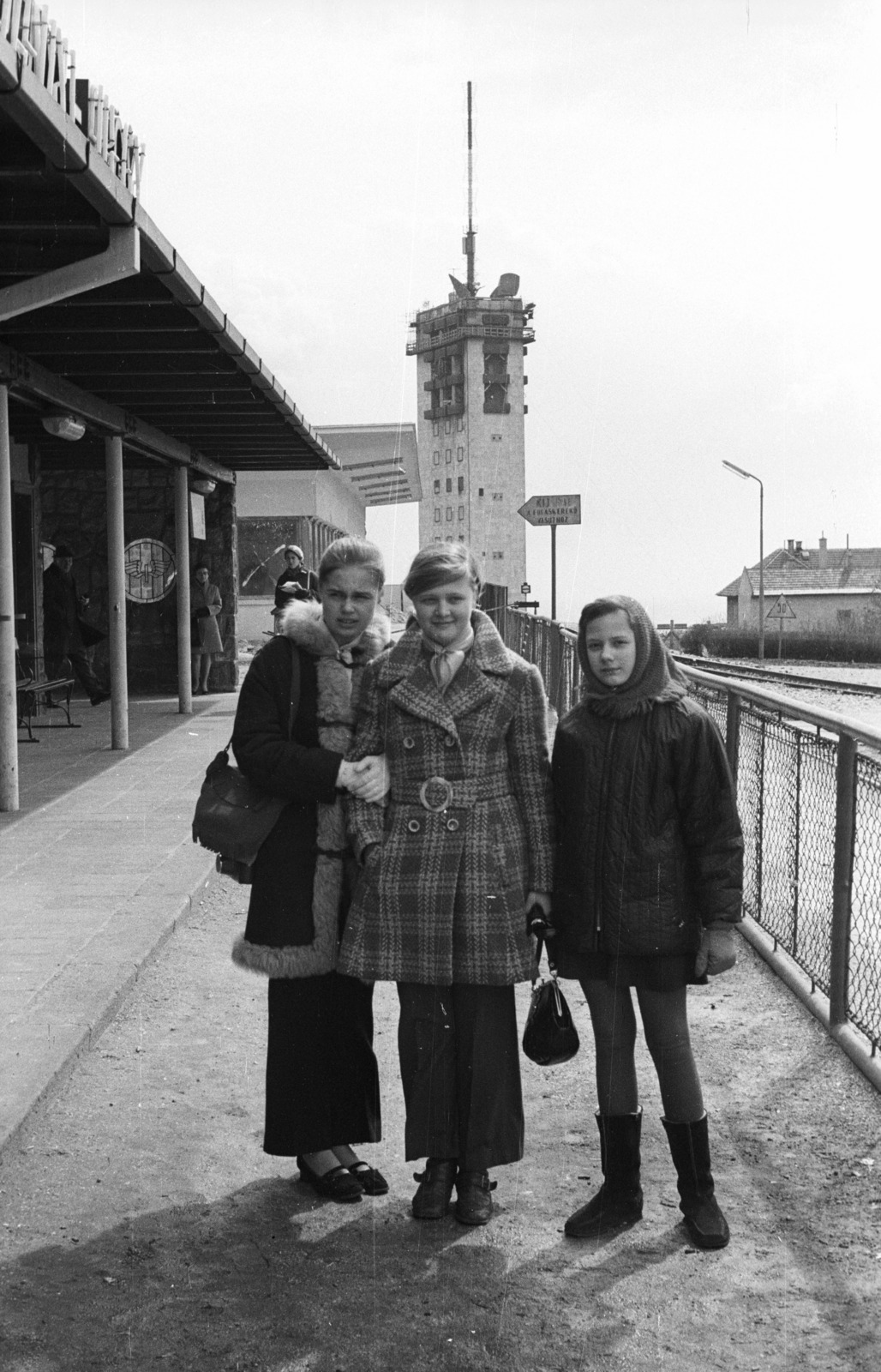 Hungary, untitled, Budapest XII., a Gyermekvasút (Úttörővasút) végállomása, háttérben a TV torony., 1971, Nagy Gyula, railway, Children's railway, Budapest, Fortepan #50187