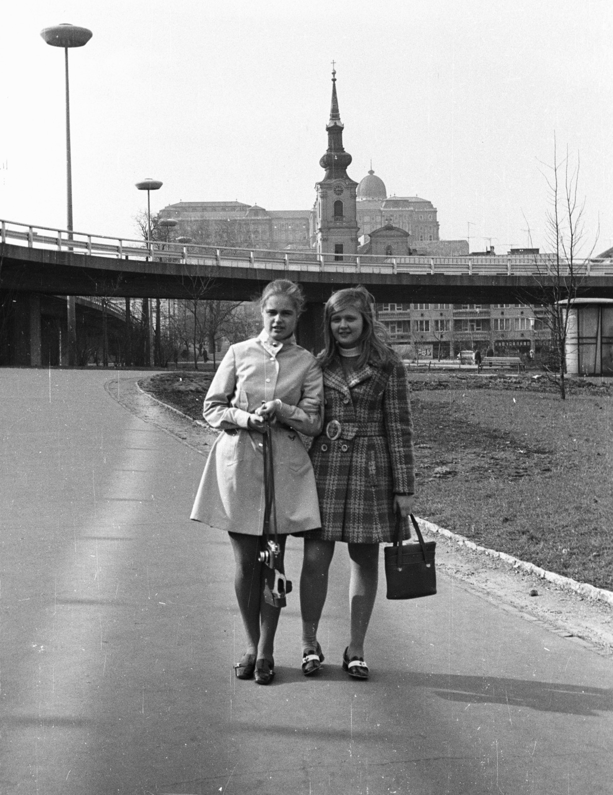 Magyarország, Budapest I., Döbrentei tér, háttérben az Alexandriai Szent Katalin-templom és a budai Vár., 1971, Nagy Gyula, portré, templom, fényképezőgép, lámpaoszlop, fotózás, Budapest, Fortepan #50189