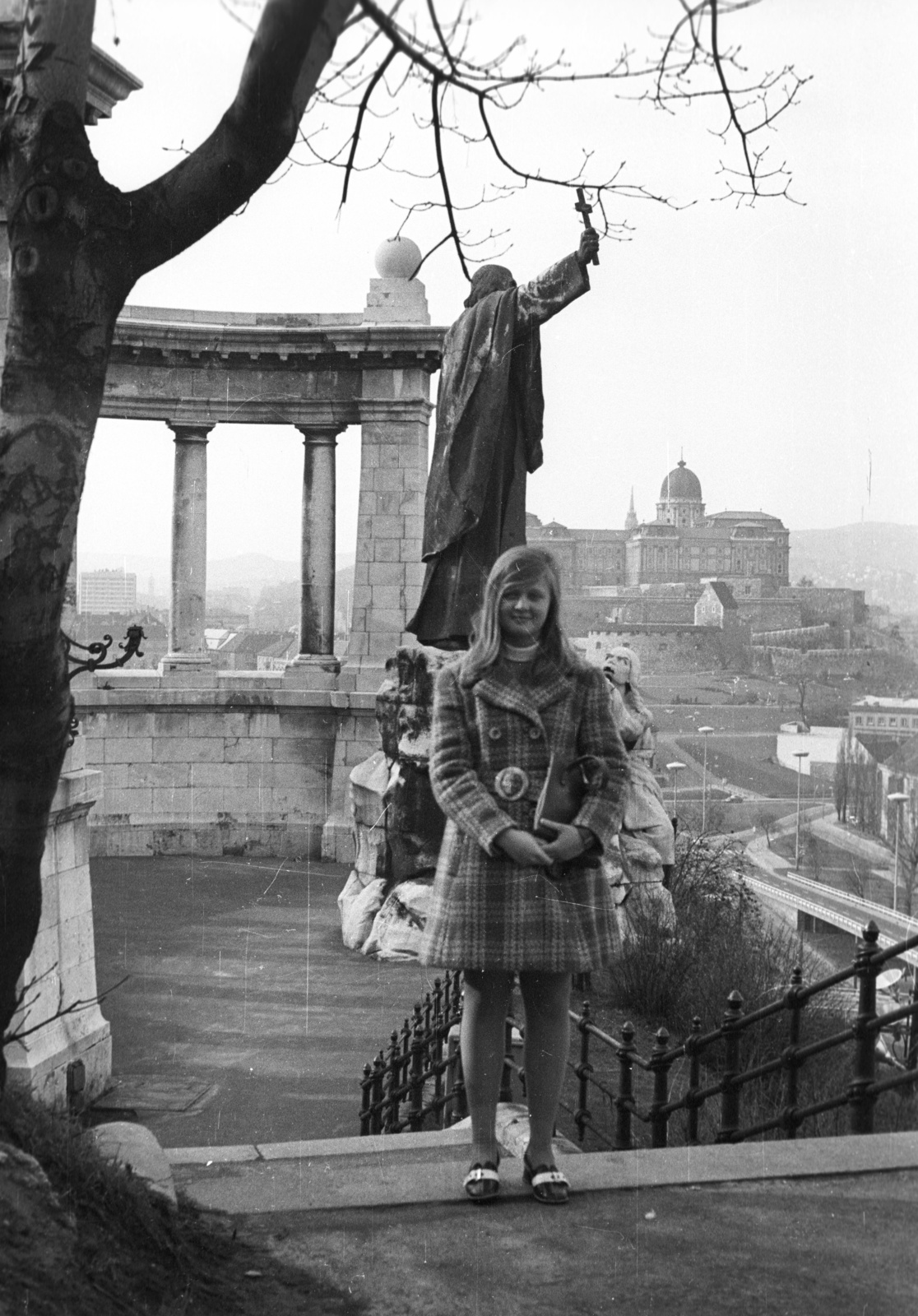 Magyarország, Gellérthegy, Budapest I., Szent Gellért emlékmű, háttérben a budai Vár., 1971, Nagy Gyula, portré, szobor, lépcső, látkép, Budapest, Szent Gellért-ábrázolás, Fortepan #50192