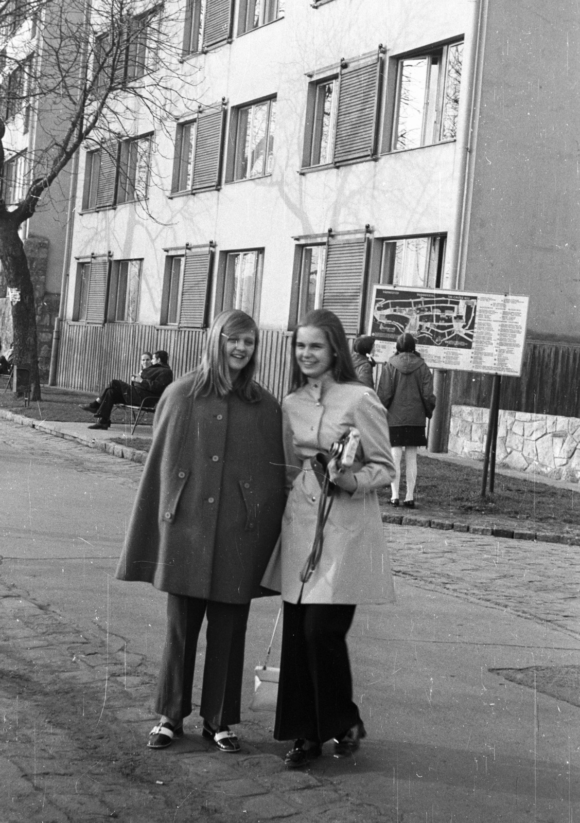Hungary, Budapest I., Tóth Árpád sétány a Nőegylet utcánál., 1971, Nagy Gyula, portrait, map, street view, camera, photography, girl, double portrait, Budapest, Fortepan #50195