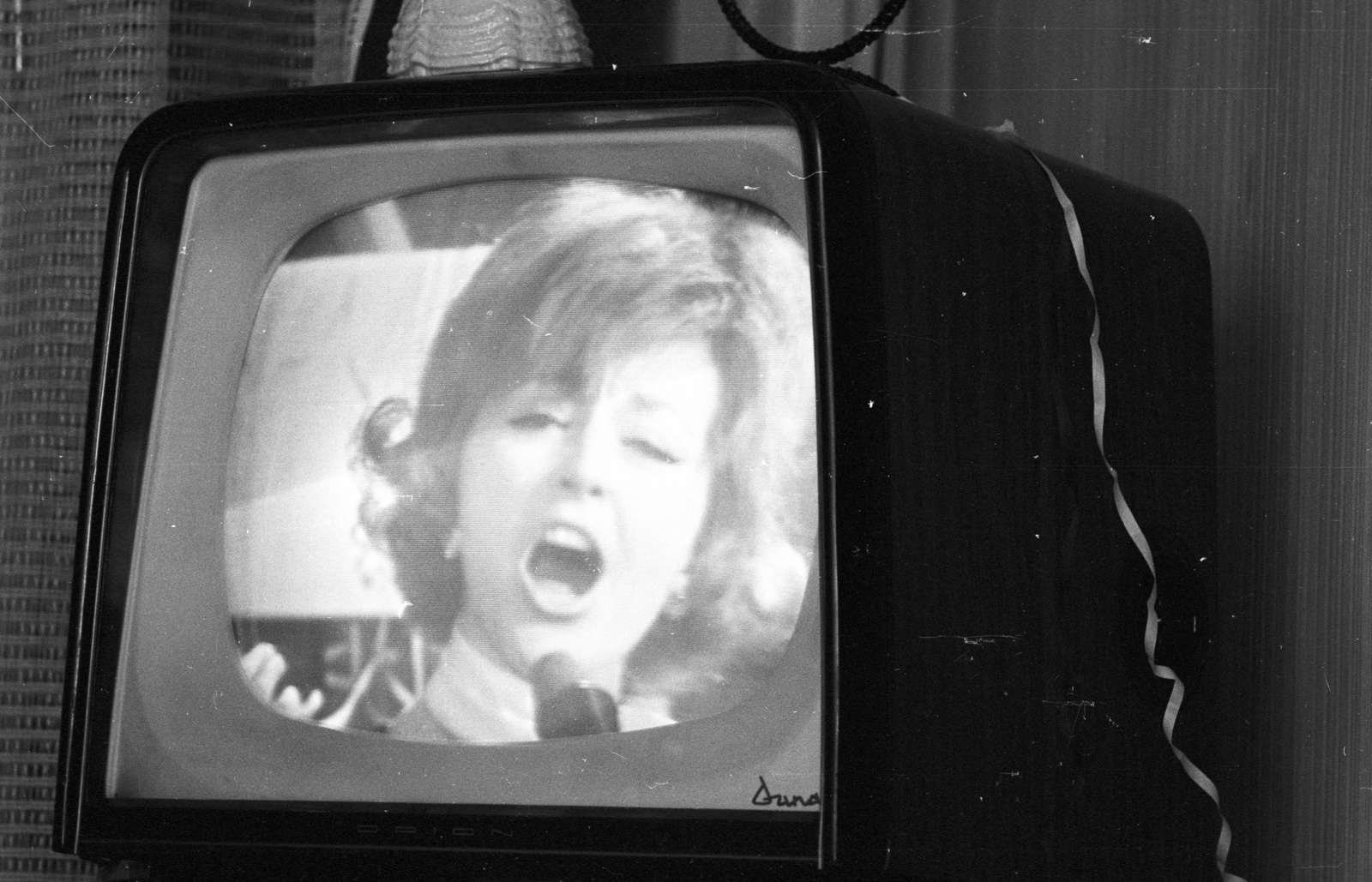 Hungary, Orion Duna (AT-505) televízió, a képernyőn Sárosi Katalin táncdalénekesnő., 1971, Nagy Gyula, TV, screenshot, singer, Fortepan #50201