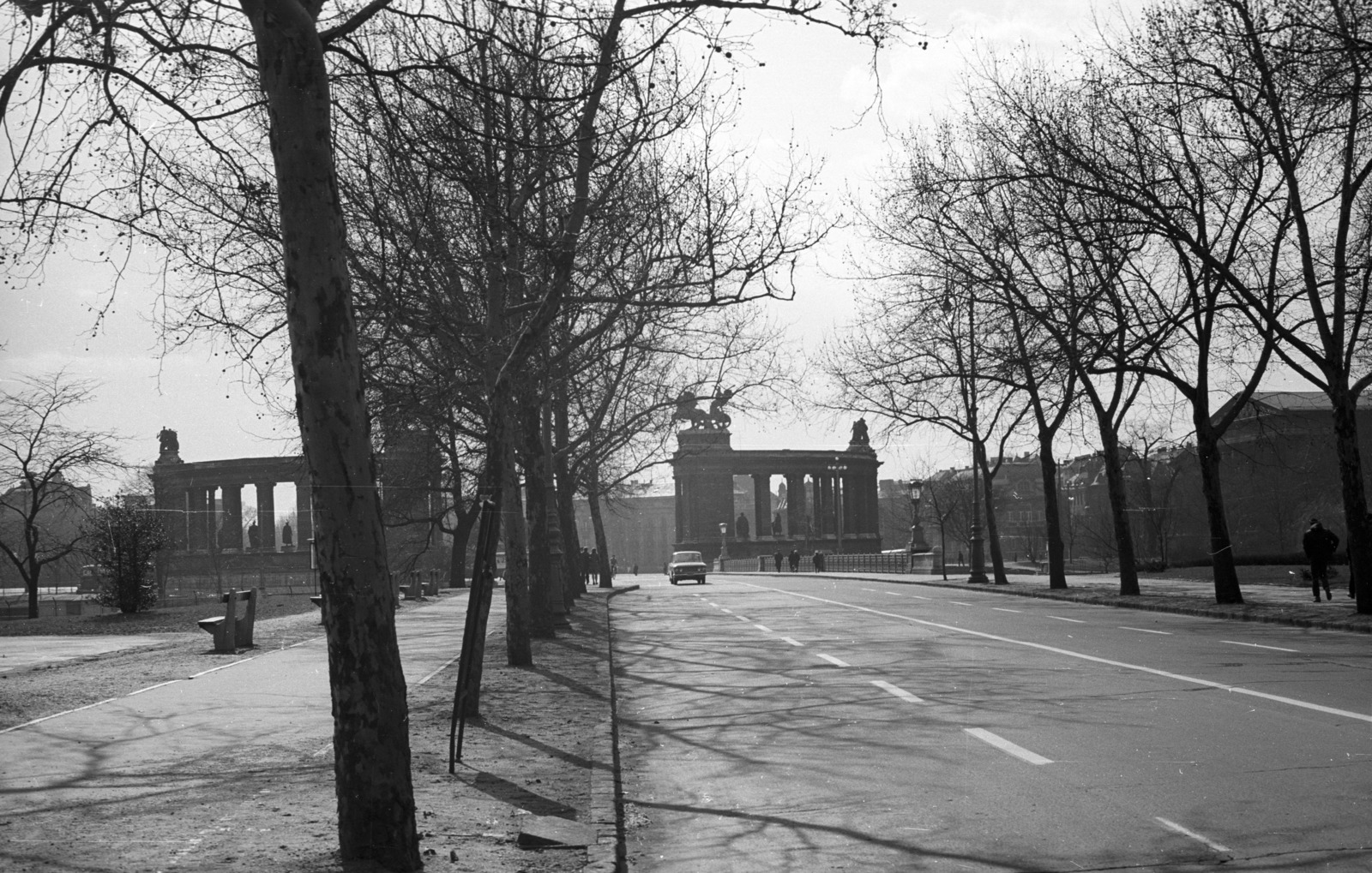 Hungary, Budapest XIV., Kós Károly sétány (Városligeti Népköztársaság útja) a Hősök tere felé nézve., 1971, Nagy Gyula, street furniture, alley, Budapest, Fortepan #50207