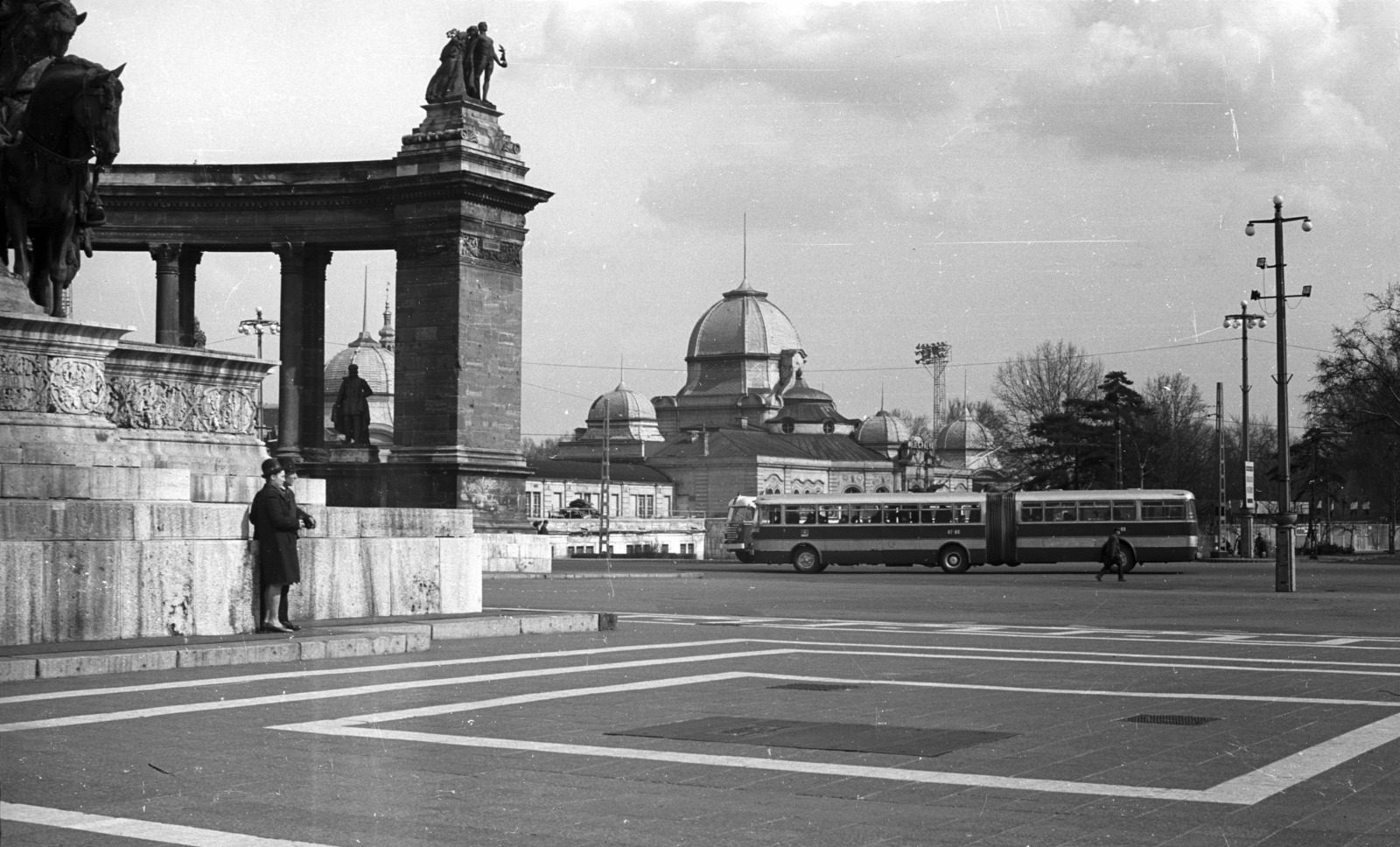 Hungary, Budapest XIV., Hősök tere., 1971, Nagy Gyula, bus, Hungarian brand, Ikarus-brand, Budapest, Fortepan #50208