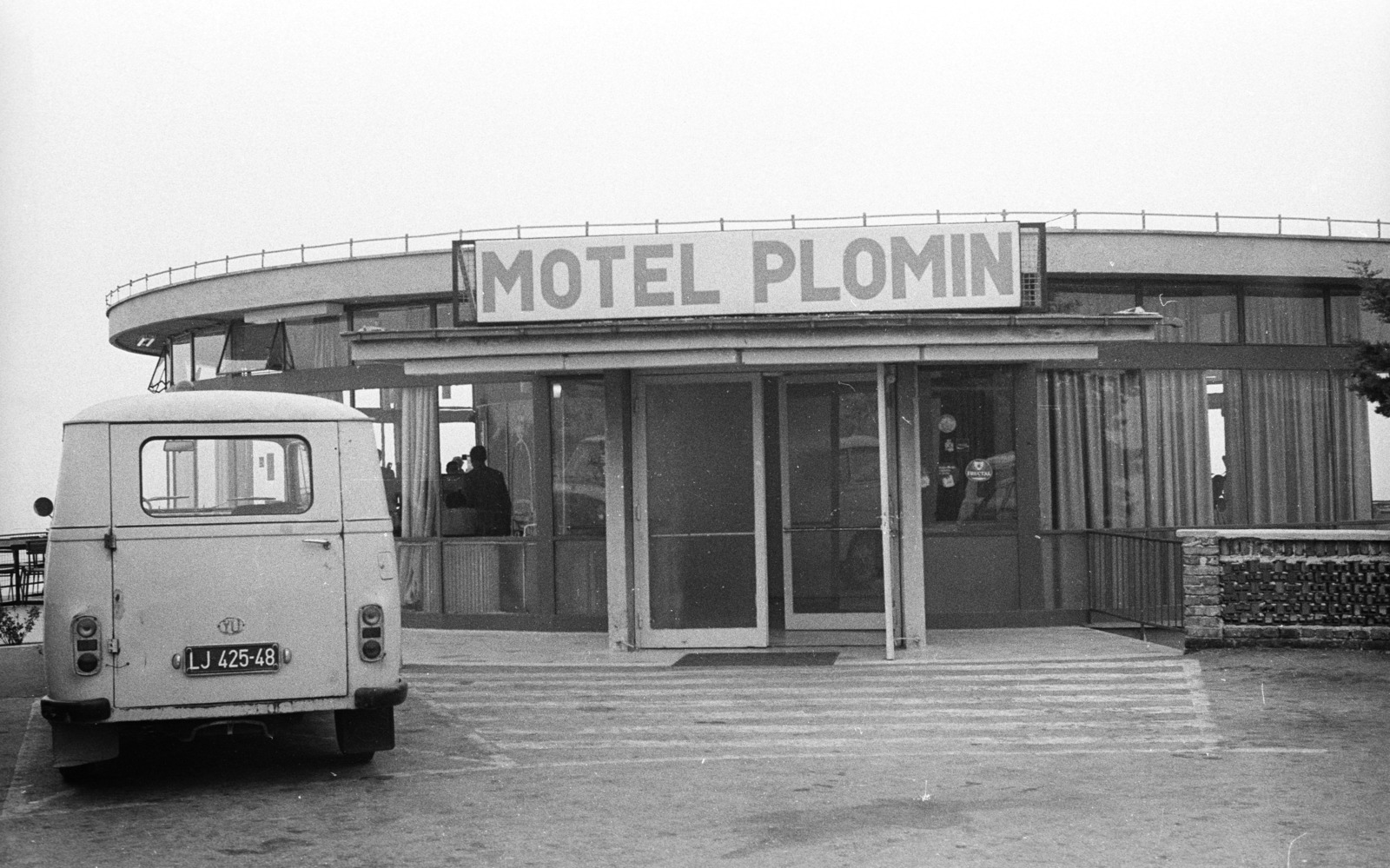 Croatia, Plomin, a falu közelében a Motel Plomin (később Hotel Flanona)., 1971, Nagy Gyula, hospitality, Yugoslavia, sign-board, minivan, number plate, country code sign, Fortepan #50212