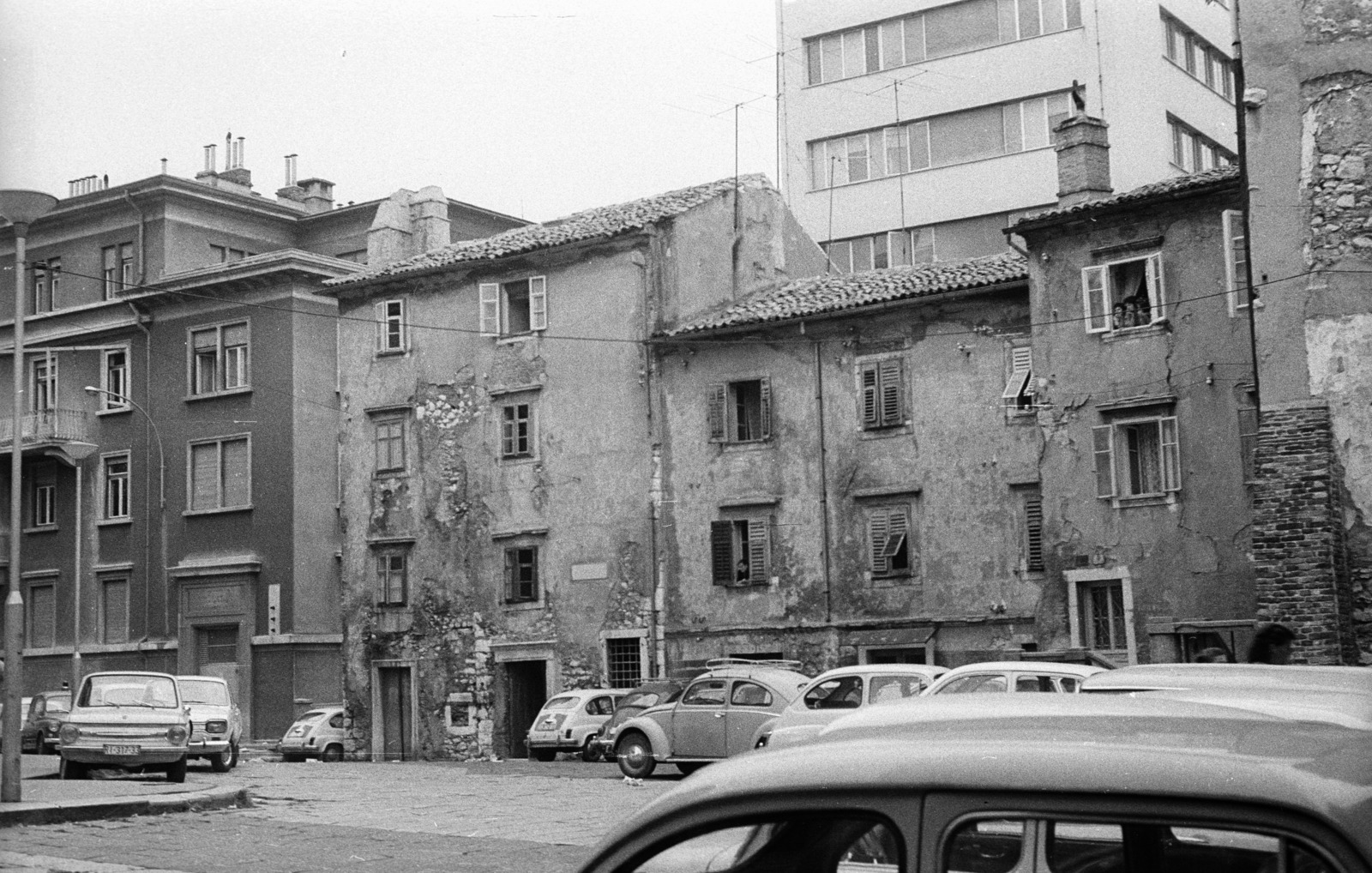 Croatia,Adriatic Sea, Rijeka, Grivica ulica., 1971, Nagy Gyula, Yugoslavia, street view, Zaporozhetz-brand, automobile, venetian blind, Volkswagen Beetle, Fortepan #50218