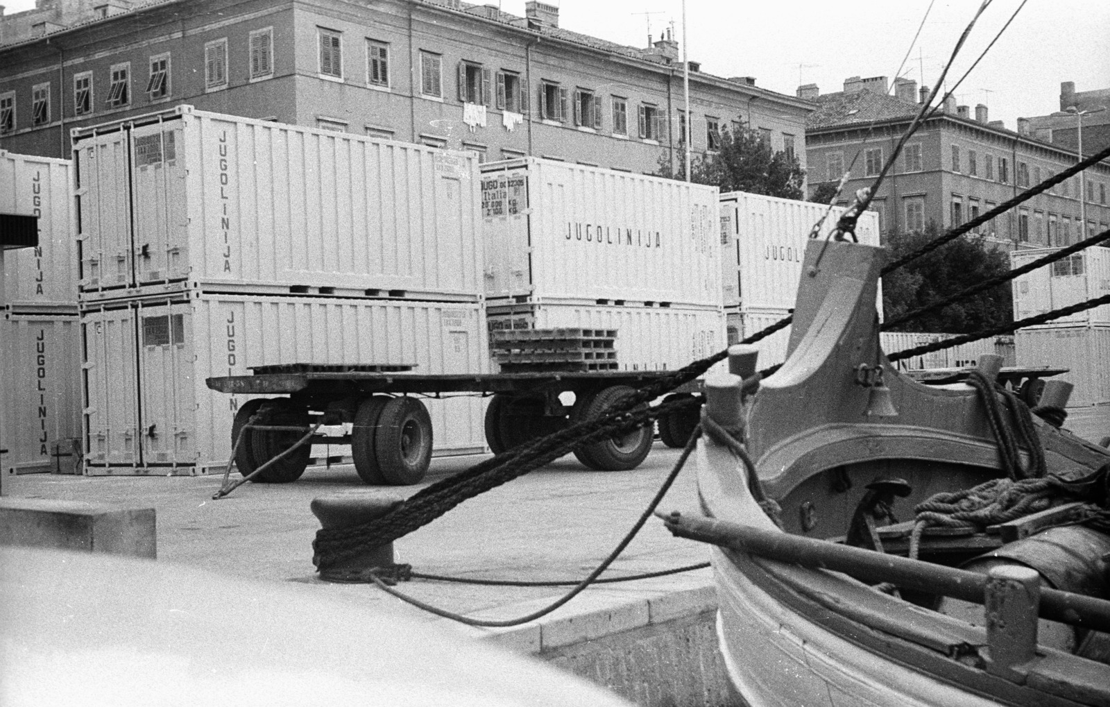 Croatia,Adriatic Sea, Rijeka, kikötő, rakpart, háttérben a Ulica Riva Boduli épületei., 1971, Nagy Gyula, transport, Yugoslavia, ship, trailer, port, container, Jugolinija-organisation, Fortepan #50219