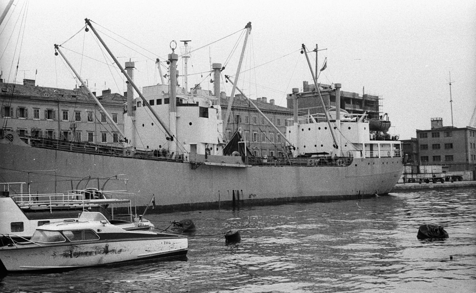 Croatia,Adriatic Sea, Rijeka, kikötő, rakpart, háttérben a Ulica Riva Boduli épületei., 1971, Nagy Gyula, Yugoslavia, ship, motorboat, port, Fortepan #50220