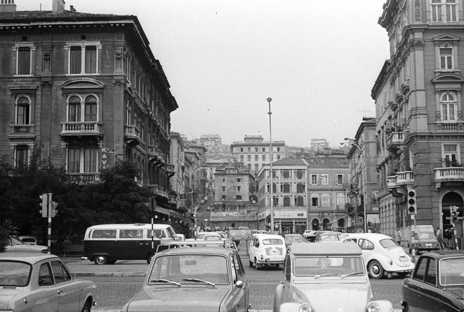 Croatia,Adriatic Sea, Rijeka, Riva, szemben a Trg Republike Hrvatske a kikötő felől nézve., 1971, Nagy Gyula, Yugoslavia, street view, signal, Volkswagen-brand, automobile, Volkswagen Beetle, Fortepan #50222