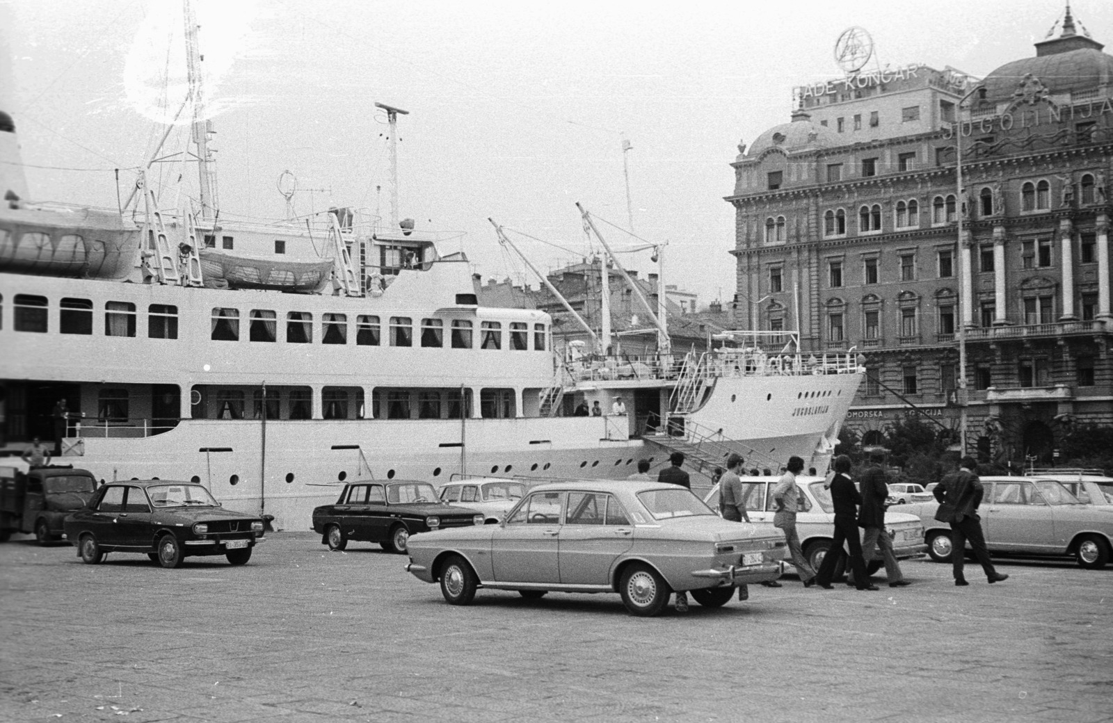 Croatia,Adriatic Sea, Rijeka, kikötő, Riva (egykor Szapáry rakpart), jobbra az Adria-palota., 1971, Nagy Gyula, Yugoslavia, ship, neon sign, Renault-brand, French brand, port, wharf, automobile, Yugoslavia-ship, Fortepan #50225