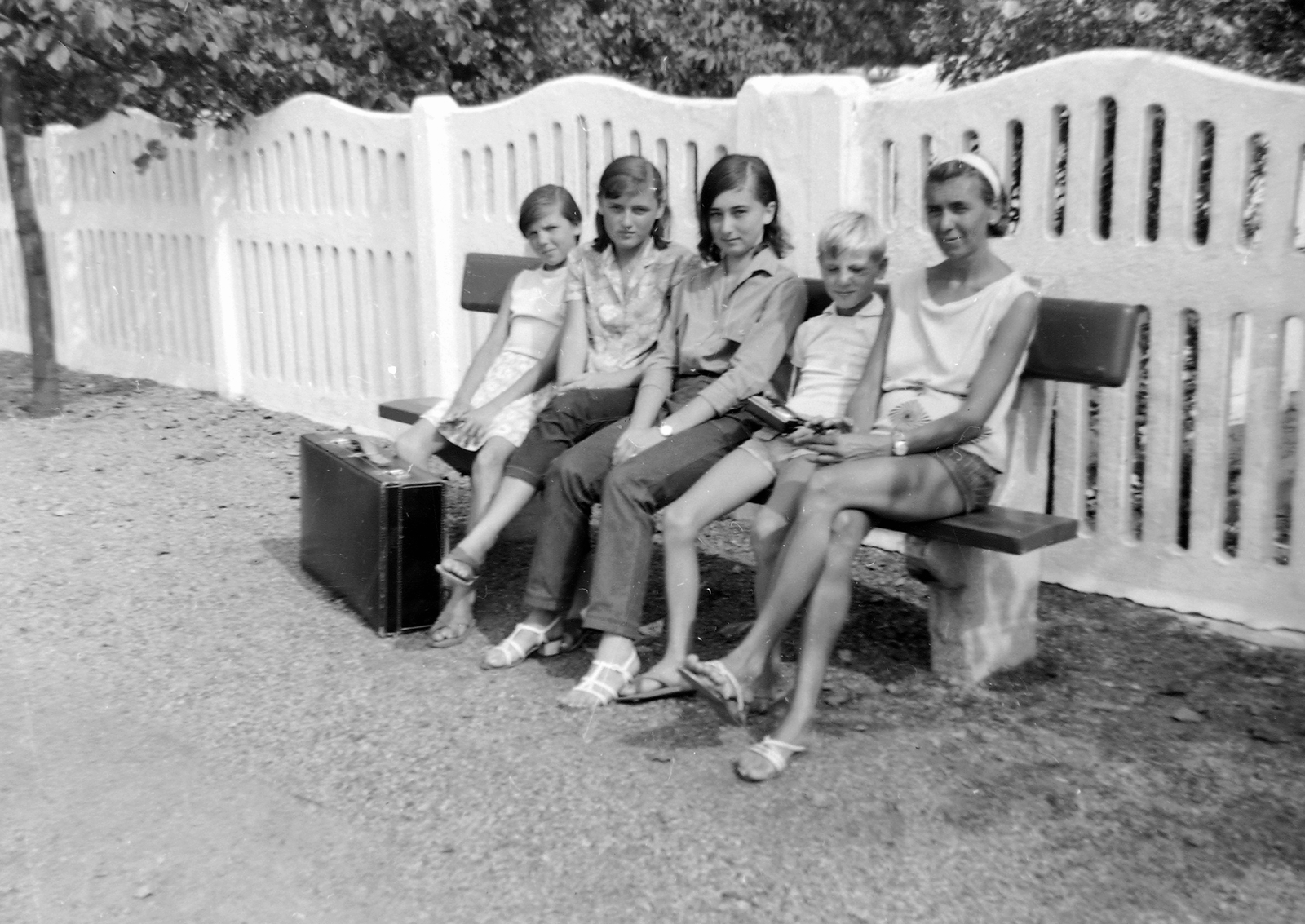Hungary, Lake Velence, déli part., 1967, Fortepan, tableau, suitcase, railway fence, Fortepan #5023