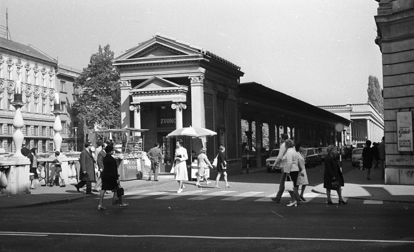 Slovenia, Ljubljana, városi piac a Hármas hídnál., 1971, Nagy Gyula, Yugoslavia, sunshades, street view, genre painting, crosswalk, Fortepan #50230