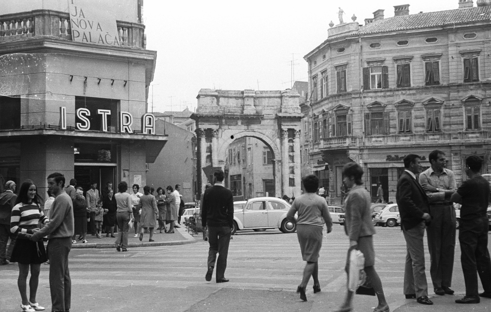 Croatia, Pula, Sergius diadalív (Aranykapu) a Sergijevaca utca elején., 1971, Nagy Gyula, Yugoslavia, street view, genre painting, ancient culture, automobile, triumphal arch, Fortepan #50234