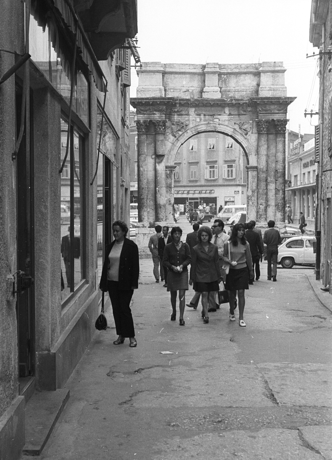 Croatia, Pula, Sergius diadalív (Aranykapu) a Sergijevaca utcából nézve., 1971, Nagy Gyula, architectural heritage, Yugoslavia, street view, genre painting, ancient culture, triumphal arch, Fortepan #50236