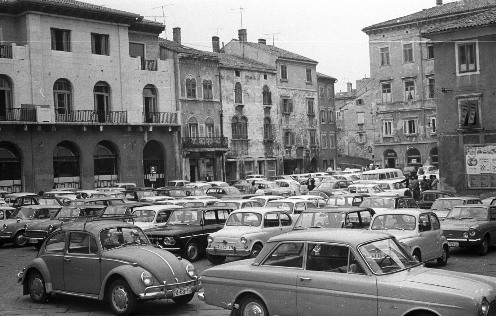 Croatia, Pula, Római fórum., 1971, Nagy Gyula, Yugoslavia, German brand, Yugoslavian brand, Zastava-brand, street view, Volkswagen-brand, French brand, automobile, Volkswagen Beetle, Fortepan #50238