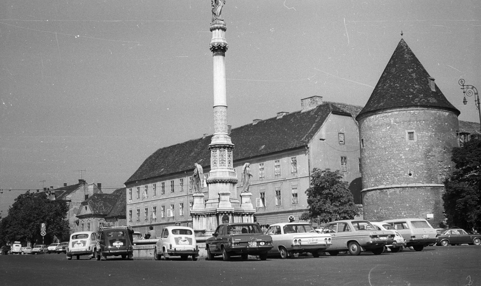 Croatia, Zagreb, Kaptol ulica, Mária szobor., 1971, Nagy Gyula, Yugoslavia, Yugoslavian brand, Zastava-brand, sculpture, street view, Mercedes-brand, automobile, Fortepan #50242