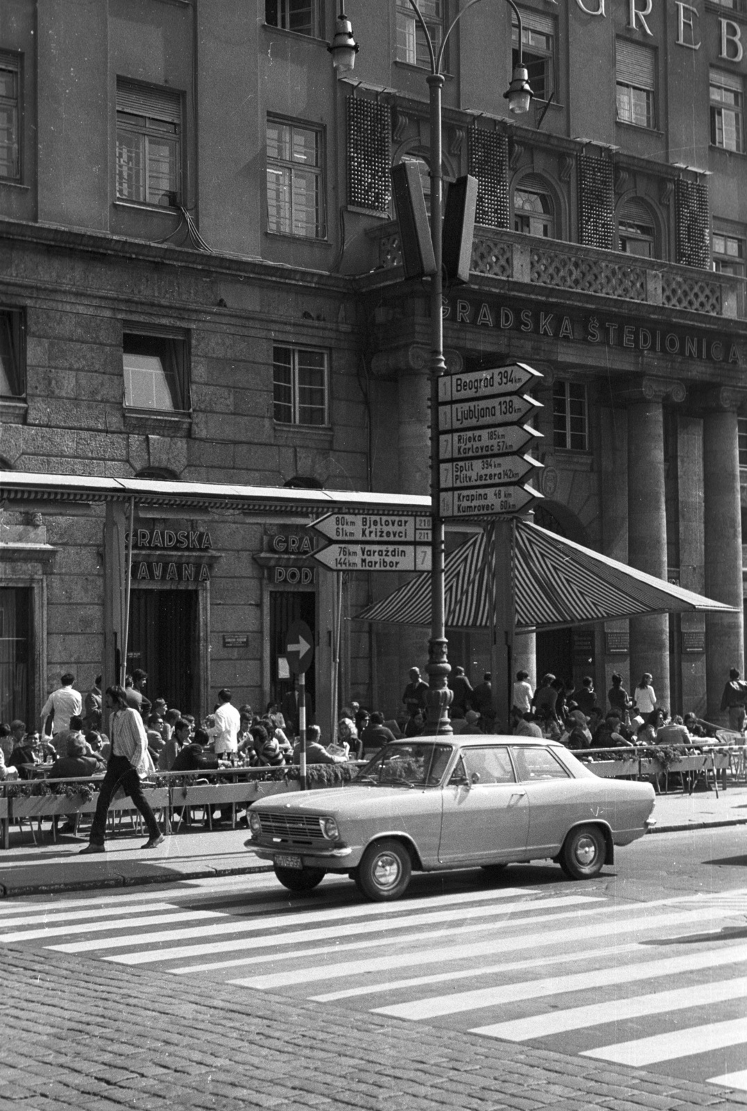 Croatia, Zagreb, Jellasics bán tér (Trg bana Josipa Jelačića), Gradska stedionica (városi takarékpénztár)., 1971, Nagy Gyula, hospitality, Yugoslavia, Opel-brand, road signs, genre painting, lamp post, speaker, automobile, crosswalk, Fortepan #50243