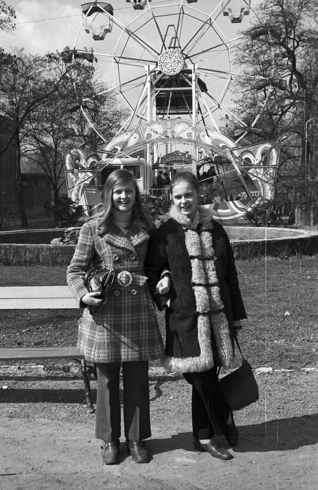 Hungary, Budapest XIV., 1971, Nagy Gyula, portrait, street furniture, woman, handbag, double portrait, Ferris wheel, amusement park, Budapest, hold upper arms, Fortepan #50251